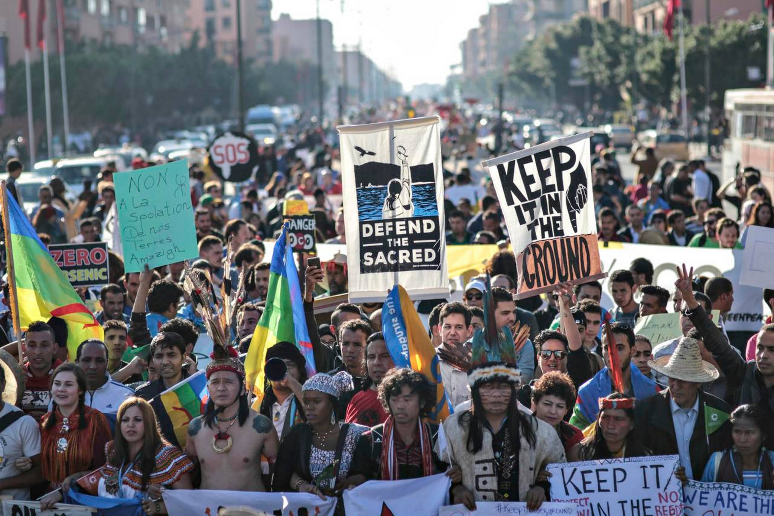 Hundredvis af klimaaktivister var i weekenden på gaden ved klimatopmødet i Marrakech i Marokko med krav om, at verdens ledere handler for at undgå en voldsom global opvarmning. Foto: Mosa’ab Elshamy/AP