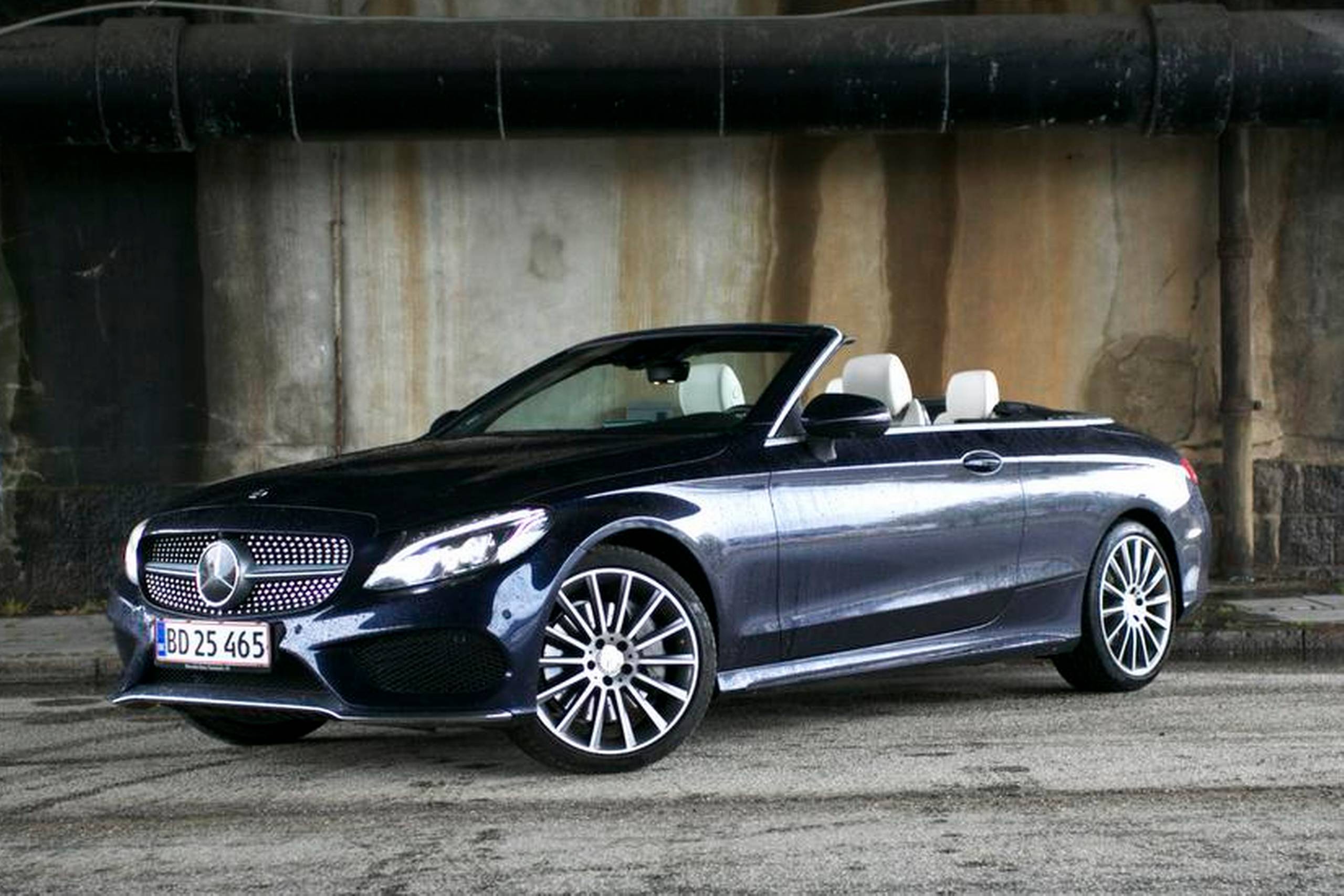 Mercedes C400 4Matic er tæt på at være cabrioleternes svar på en schweizerkniv. Den kan nærmest alt. Foto: Andreas Lang Hedegaard