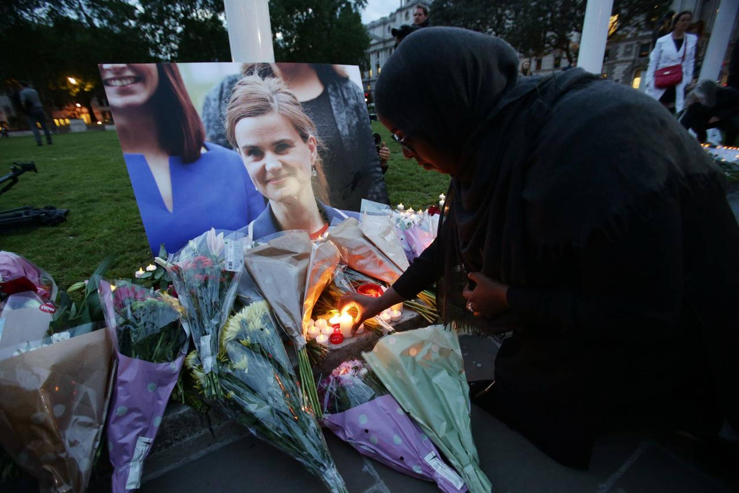 Labour-politikeren Jo Cox blev efter attentatet mindet foran det britiske parlament i London. Foto: AP