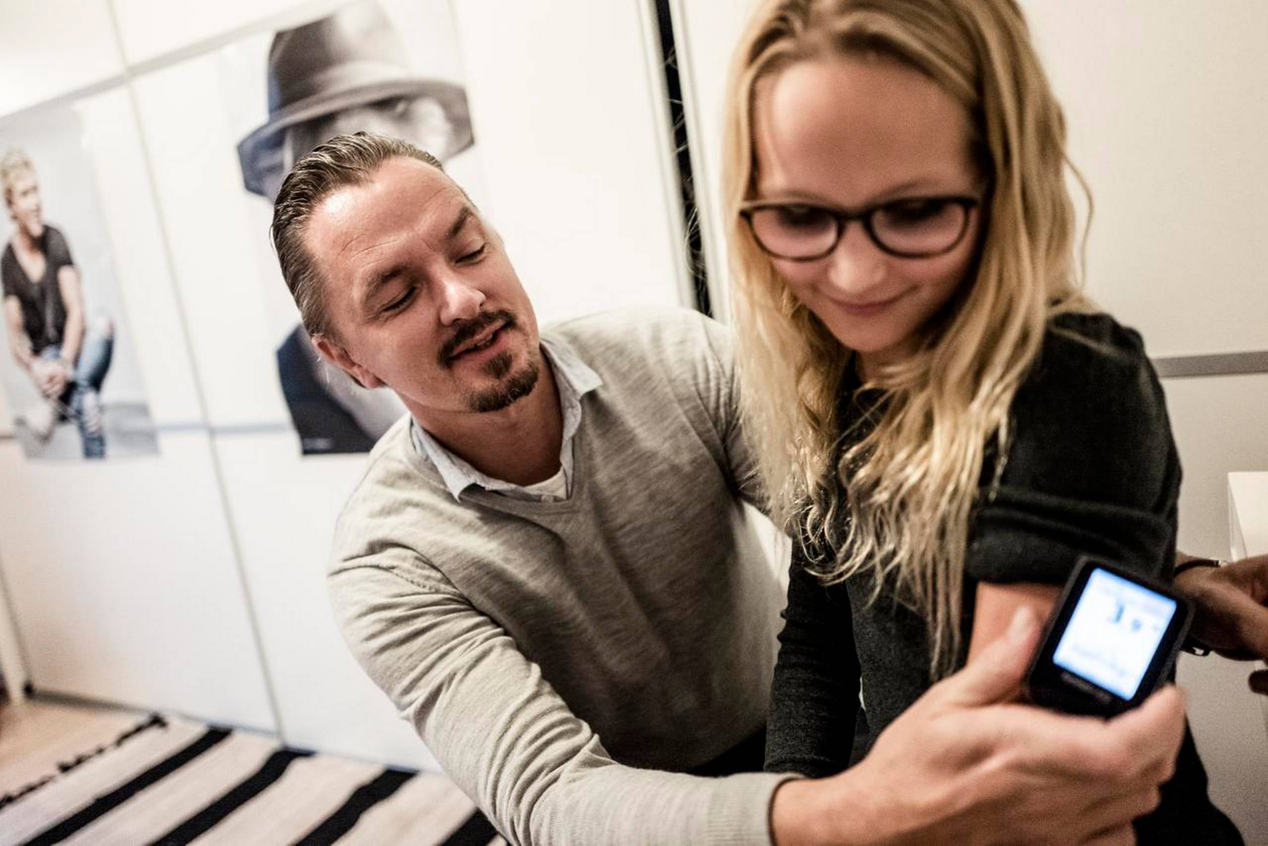 Thilde Haahr har glæde af den nye glukosemåler, som hun her bruger assisteret af sin far, Lasse Haahr. Kommunen afslog at bevilge Thilde Haahr den nye måler, som familien nu selv har købt. Foto: Michael Drost-Hansen