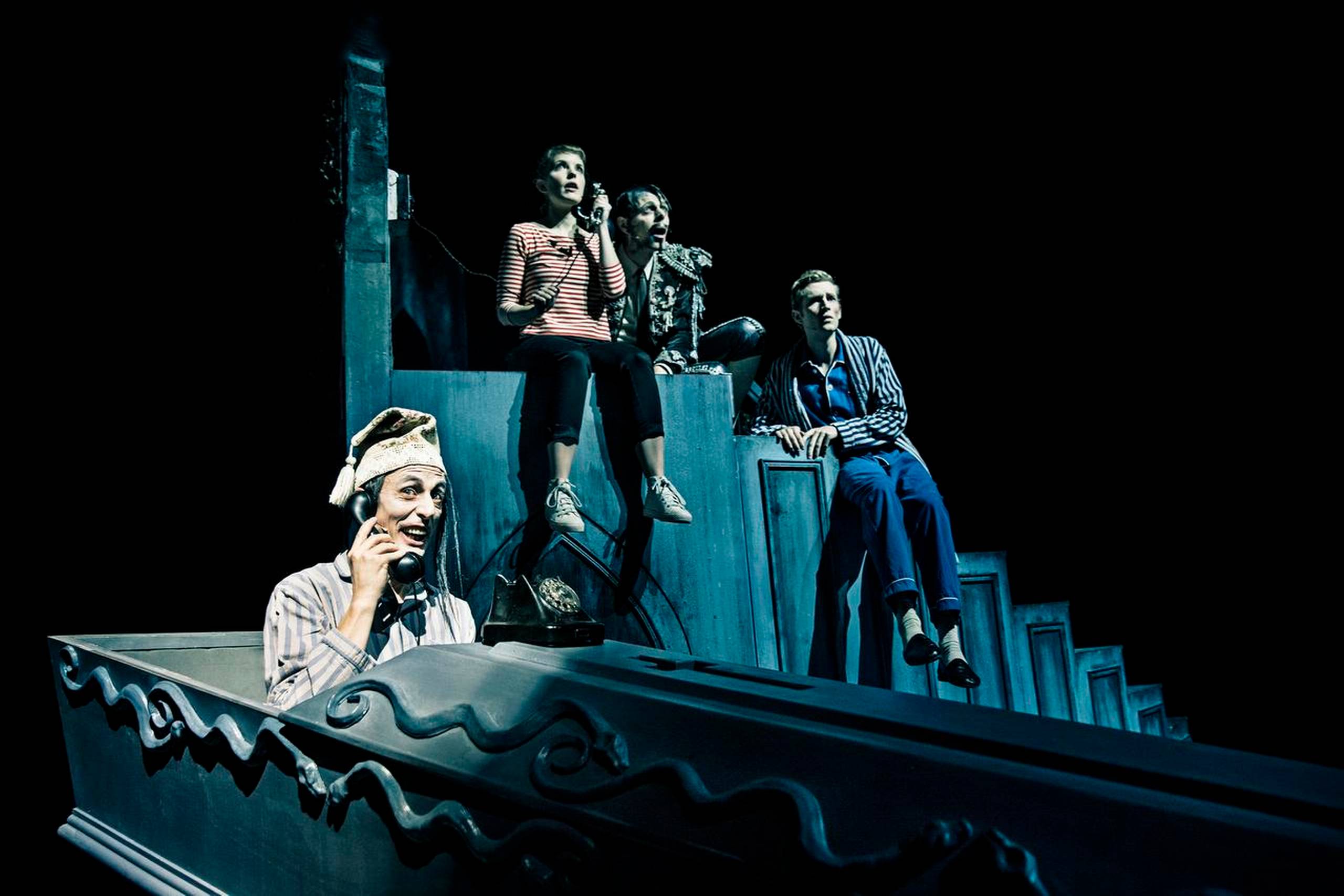 Holger Østergaard som den ivrige bedemand, Luise Skov og Mads Reuter som de to eventyrlystne børn og Jacob Madsen Kvols som fakiren i Bjarne Reuter-komedien "Fakiren fra Bilbao" på Aarhus Teater. Foto: Emilia Therese