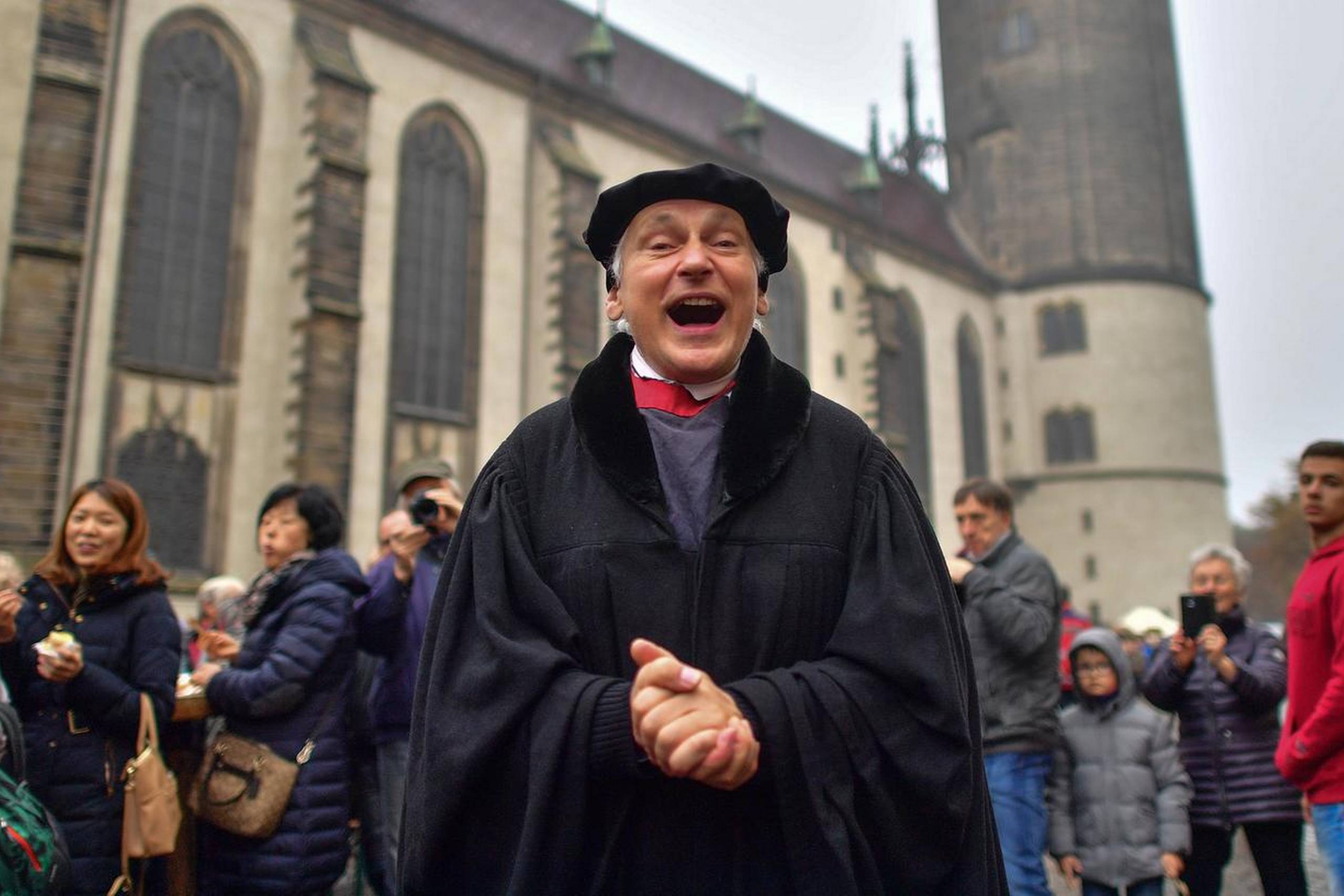Bernhard Naumann underholdt foran kirken i Wittenberg i forbindelse med årets reformationsfest. Martin Luther slog sine teser op på kirkedøren den 31. Oktober 1517. Foto: Hendrik Schmidt