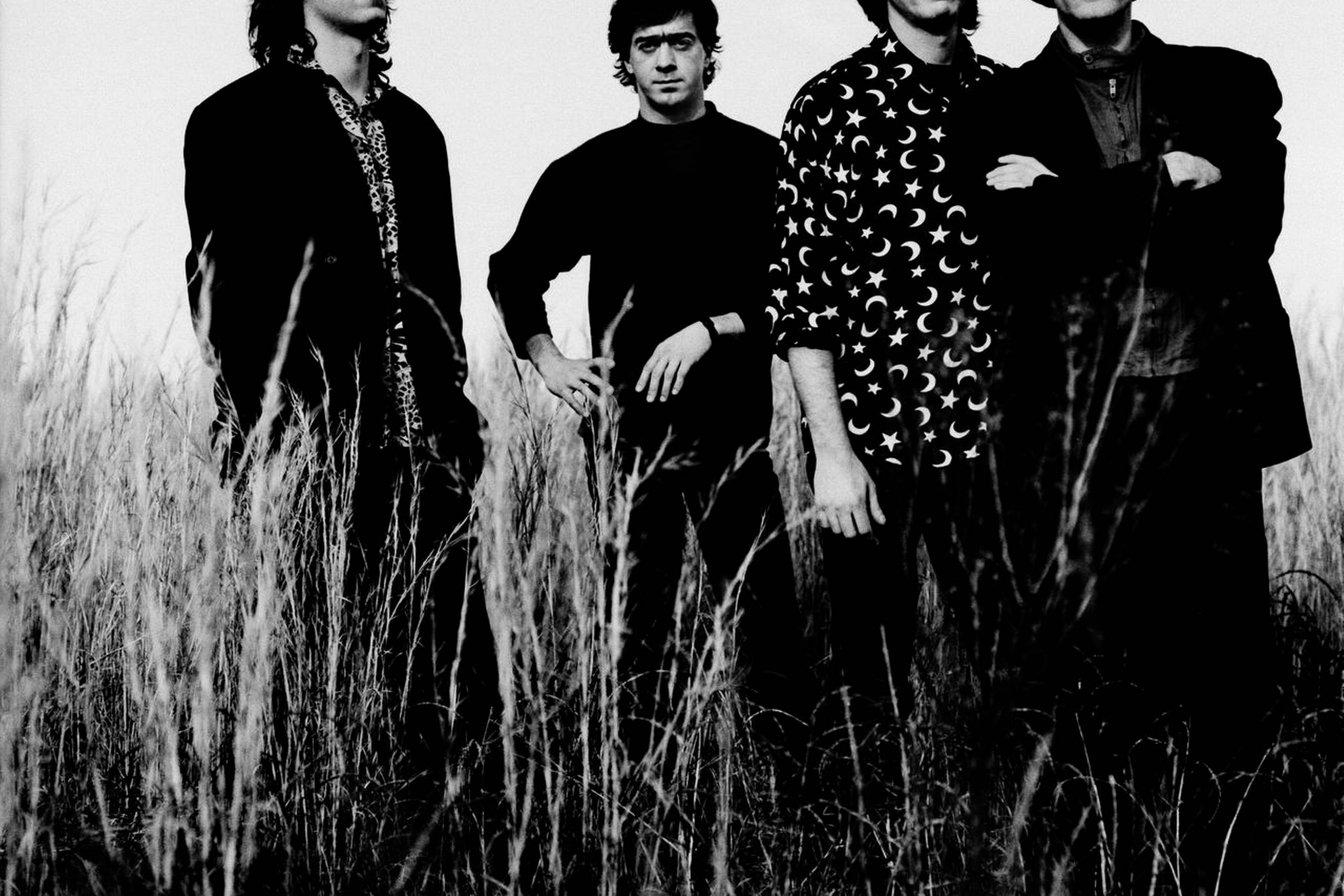 R.E.M. var ved udgivelsen af ”Out Of Time” i 1991 guitarist Peter Buck, trommeslager Bill Berry, bassist og korsanger Mike Mills samt forsanger Michael Stipe. Siden forlod Berry gruppen, og R.E.M. gik i opløsning i 2011. Foto: Anton Corbijn