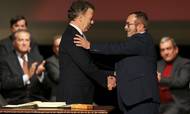 Colombias præsident, Nobel-prisvinderen Juan Manuel Santos (tv) trykker næve med Farc-lederen Rodrigo Londono efter at have underskrevet en ny fredsaftale mellem parterne. Foto: Fernando Vergara/AP