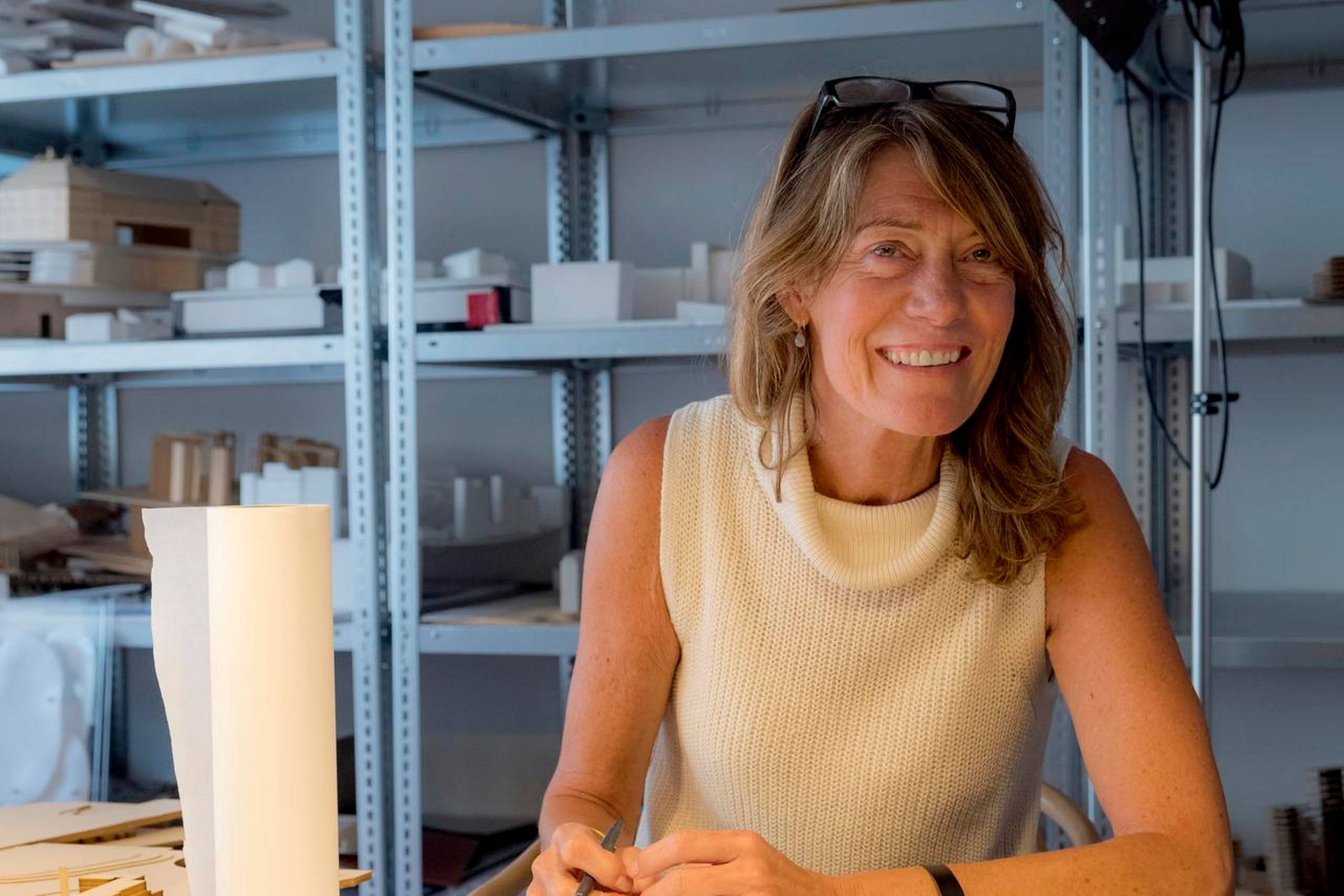 »Vi arbejder med drømme og visioner, og der er ikke noget, der hedder plejer, når vi skal i gang med et nyt projekt,« siger Lene Tranberg fra tegnestuen Lundgaard & Tranberg Arkitekter. Foto. Jens M. Lindhe