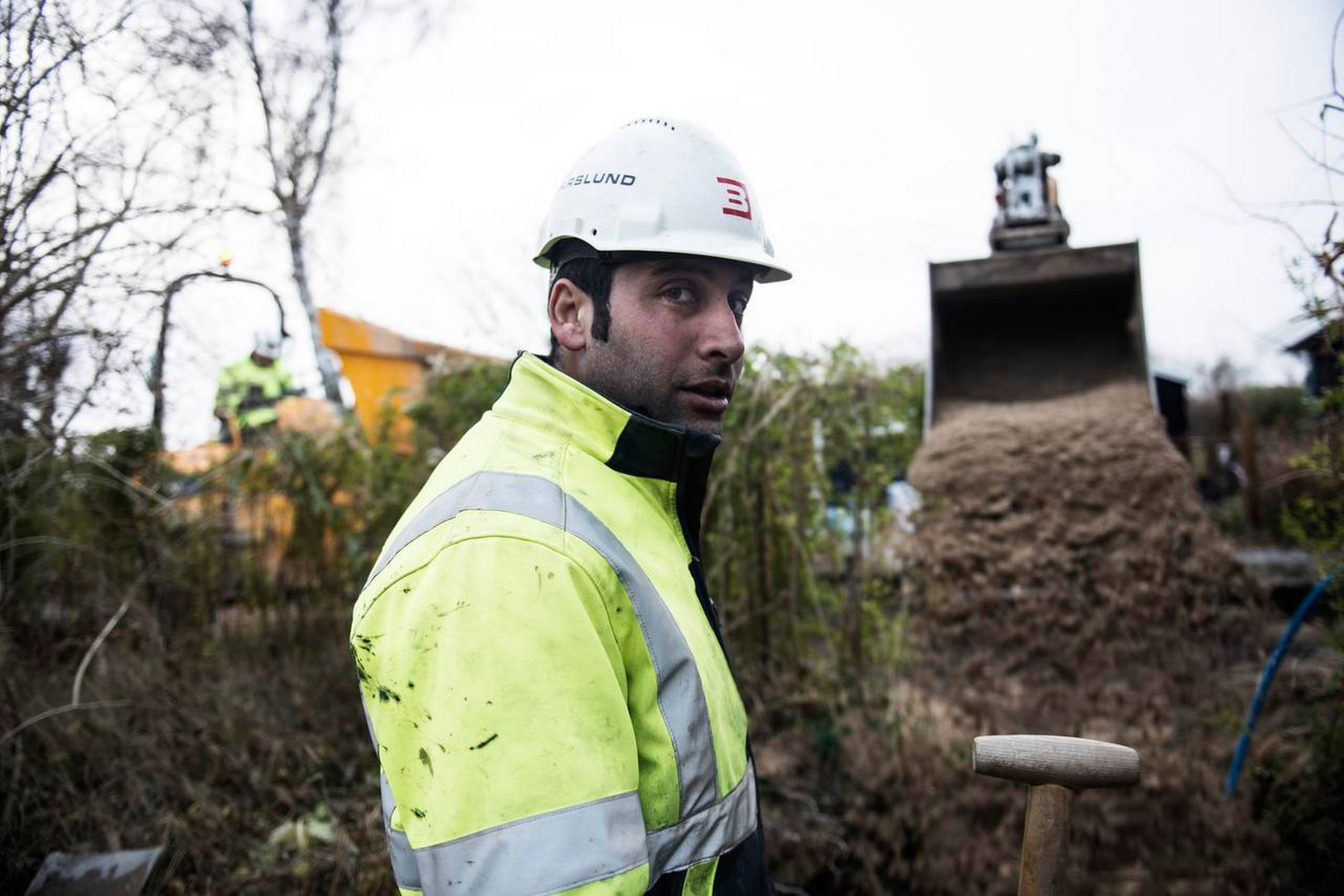 Muhammed Deeb, 32, er ved at tage kørekort, og får derefter firmabil. Indtil da er den syriske flygtning afhængig af hjælp til transport om morgenen for at nå fra Helsingør til byggepladsen i Herlev, hvor han sammen med sit sjak fra entreprenørfirmaet Barslund er i gang med at kloakere. Foto: Casper H. Christensen