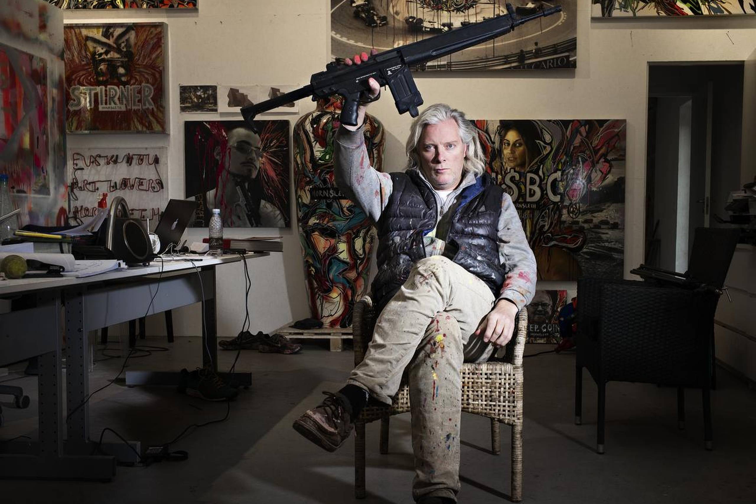 Maskingeværet går igen mange steder i Hornsleths kunst, og han siger bl.a.: »Vi har så ypperlig en menneskelig kultur, hvor alt er muligt, men alligevel ekstremt voldsbaseret. Det hører med i ligningen i forhold til at være menneske,« siger han. Selv har han skudt med en lignende AR 16-kopi på en shooting range i Florida. Foto: Paul Skovbakke Hansen