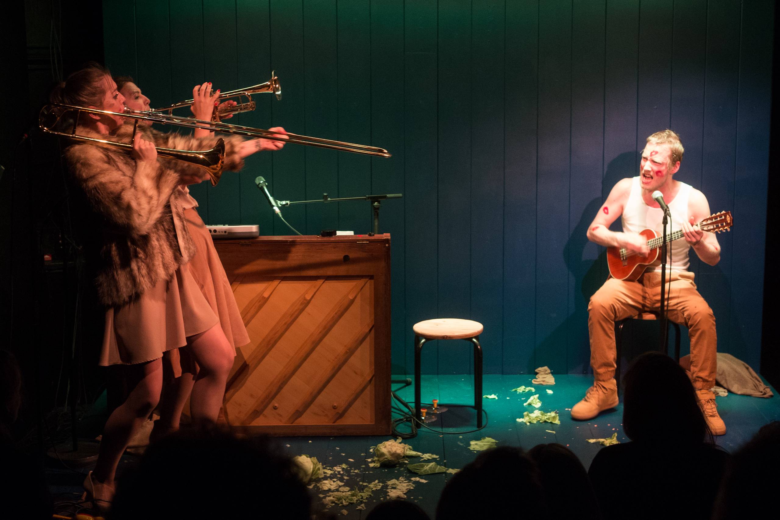 Jeanett Albeck, Rikke Bilde og Kristoffer Fabricius i teaterkoncert om kontaktannoncer. Foto: Thomas Cato