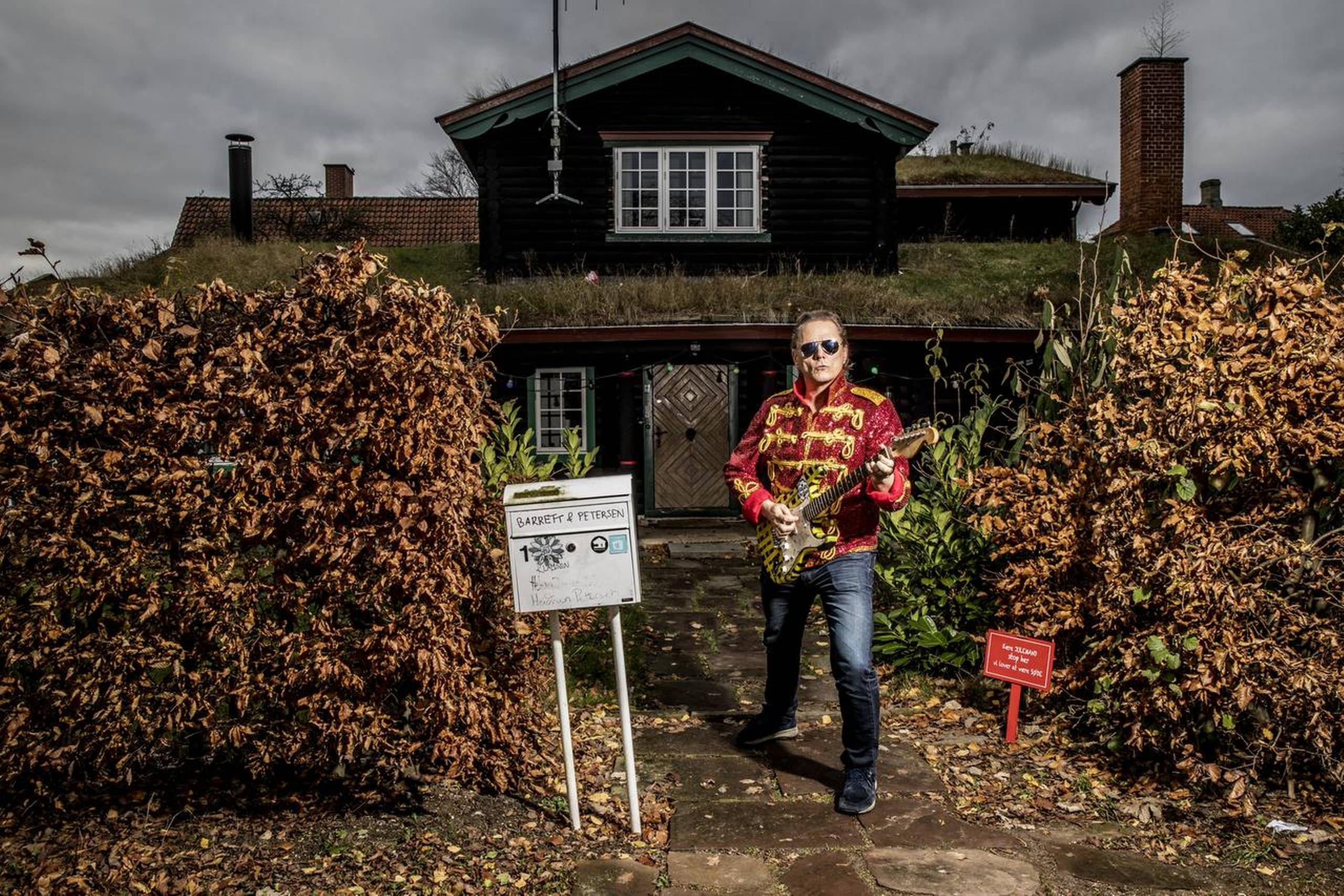 Sigurd Barrett i rockmusiker-positur foran sin villa i Valby. Han har endnu ikke udgivet et regulært rockalbum, og spørgsmålet er, om det nogensinde sker. Foto: Stine Bidstrup