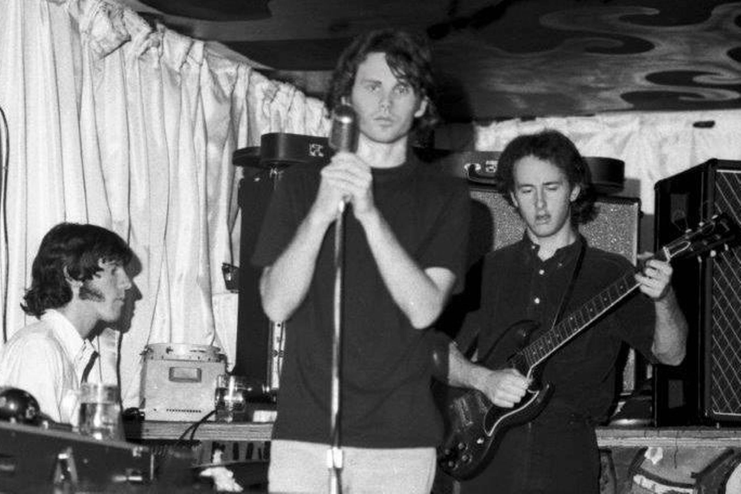 The Doors anno 1966, året før bandets store gennembrud. Fra venstre er det trommeslager John Densmore, sanger Jim Morrison og guitarist Robby Krieger. Derudover bestod gruppen af keyboardspiller Ray Manzarek. Foto: Nettie Pena