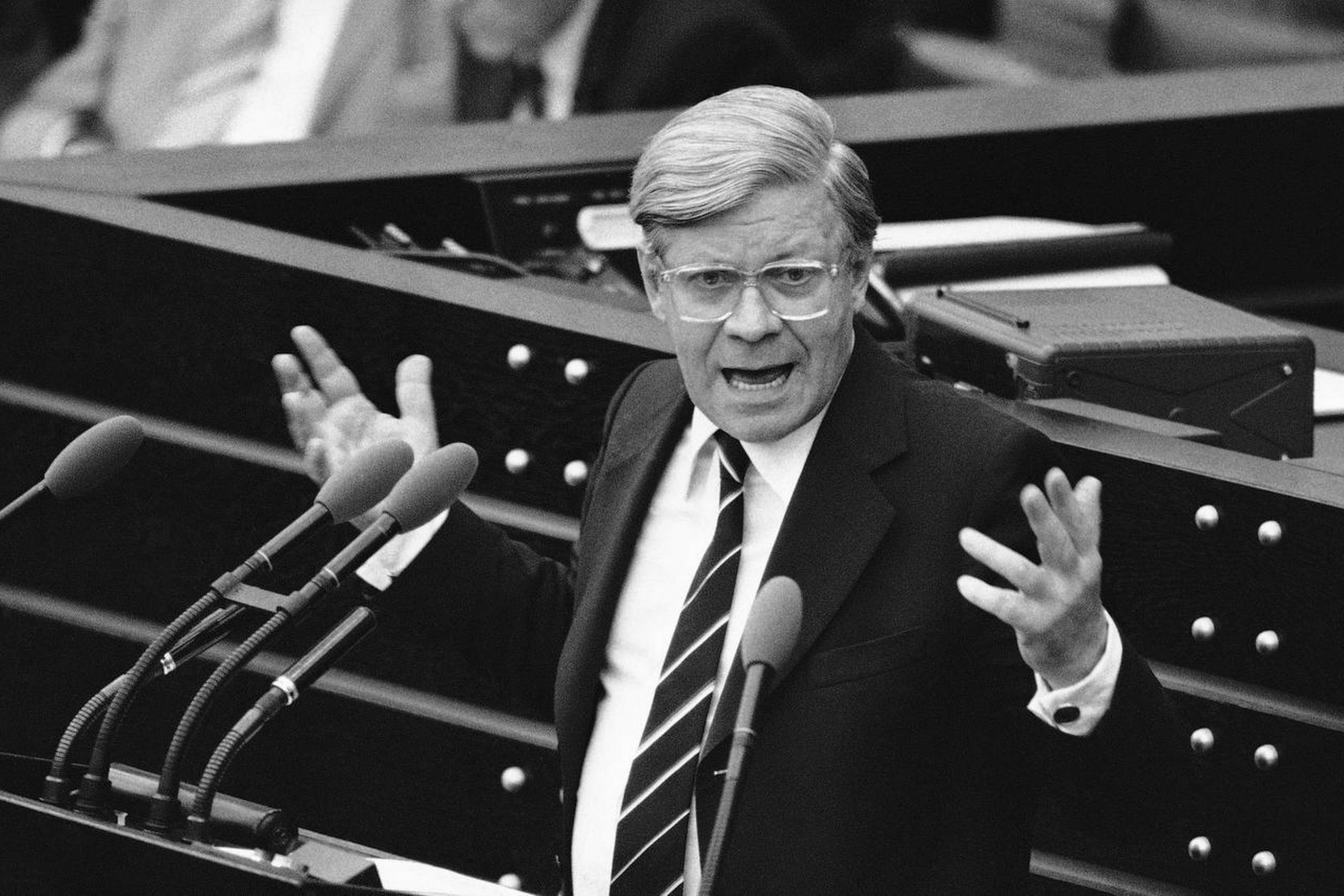 Helmut Schmidt var af den opfattelse, at hvis man ikke kunne lide at stå på en scene, skulle man ikke blive politiker. Man behøver ikke være skuespiller, men man skal levere et godt show. Det kunne Schmidt. Arkivfoto: AP