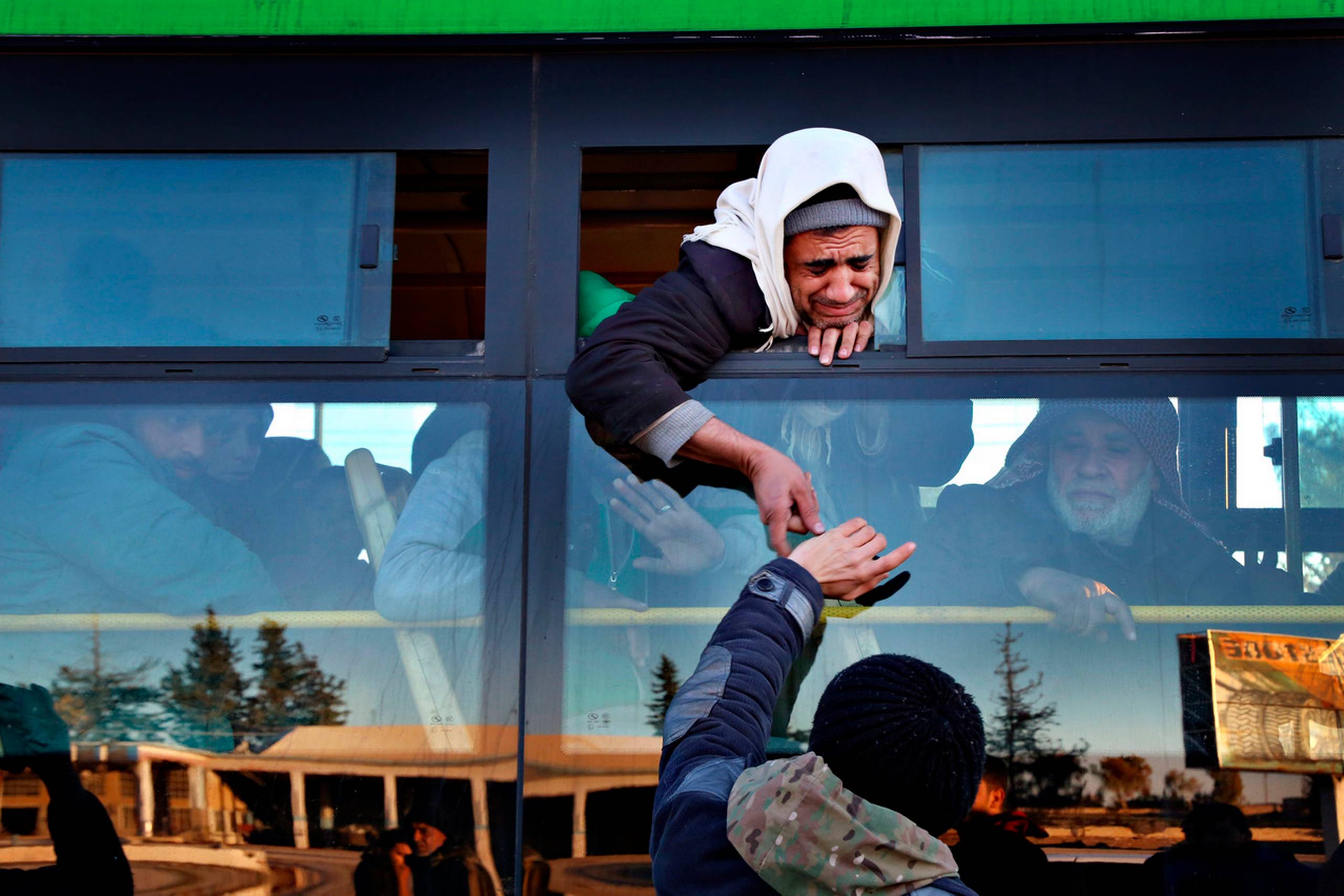 Der er stadig tusindvis af civile fanget i det østlige Aleppo. Lørdag er der håb om en ny evakuering. Foto: Baraa Al-Halabi