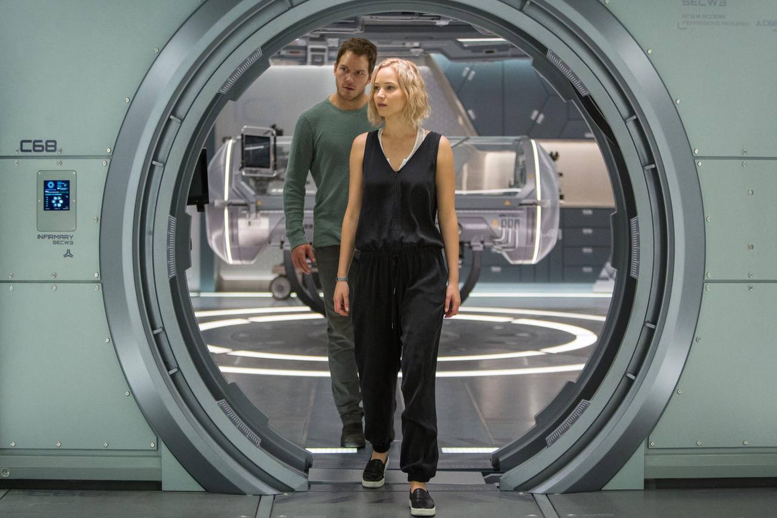”The Passengers”. Chris Pratt og Jennifer Lawrence gør, hvad de kan, for at fylde rollerne som hhv. Jim og Aurora ud, men deres karakterer læner sig så meget op af glitterbladsstereotyper, at det er svært helt at engagere sig i dem. Foto: UIP