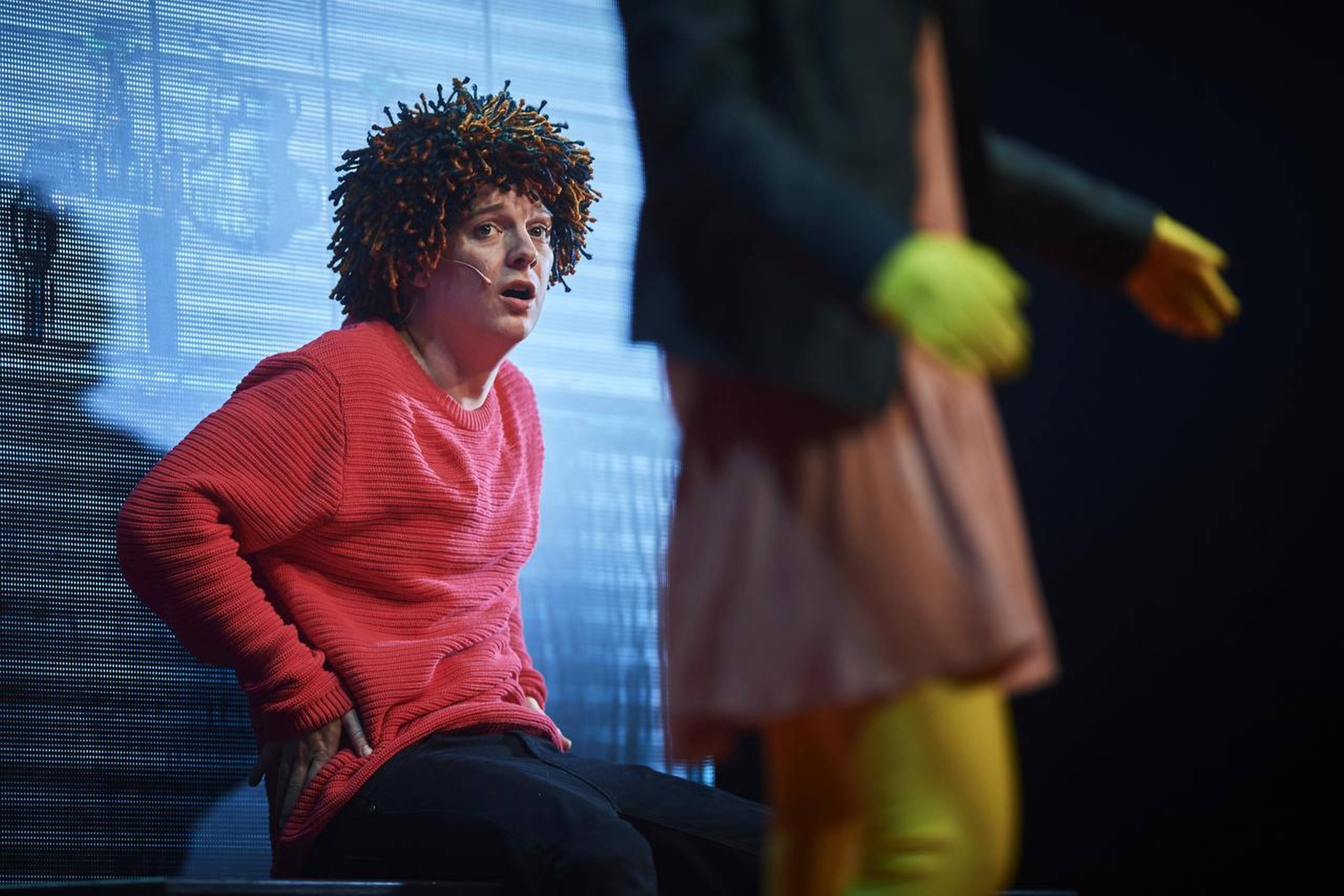 Kristoffer Helmuth som den hårdt plagede Ivan Olsen i Odense Teaters tegneserieudgave af ”Gummi T”. Foto: Ard Jongsma