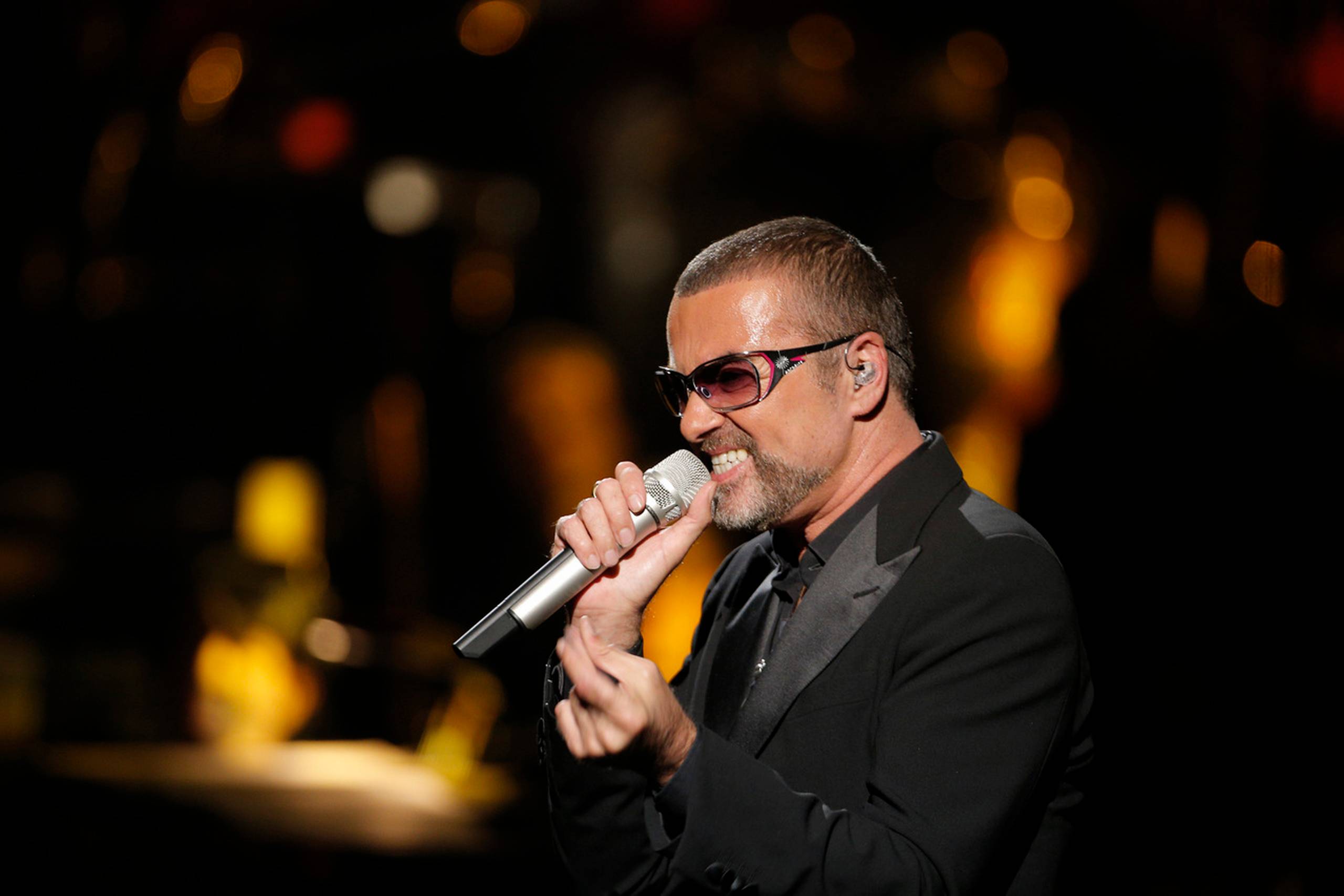 George Michael, der her ses under en optræden i Paris i 2012, døde 25. december i sit hjem i England. Foto: AP/Francois Mori