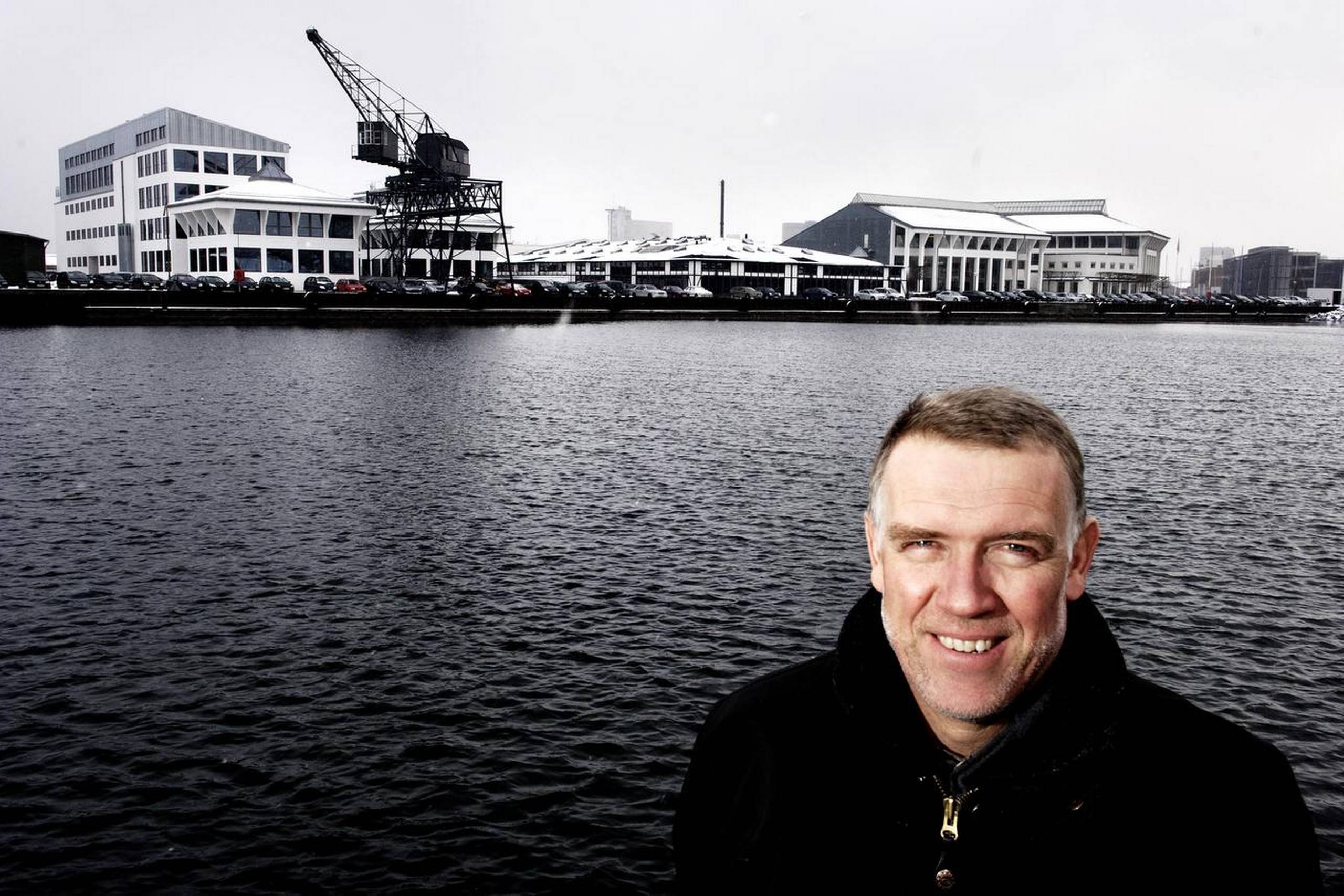 Det er interessant at deltage i anonyme arkitektkonkurrencer og vinde dem på den gode idé, siger Kim Utzon, der driver egen tegnestue og har frigjort sig fagligt fra sin berømte far. Han har tegnet flere bygninger ved Kalkbrænderihavnen i baggrunden. Arkivfoto: Lars Krabbe