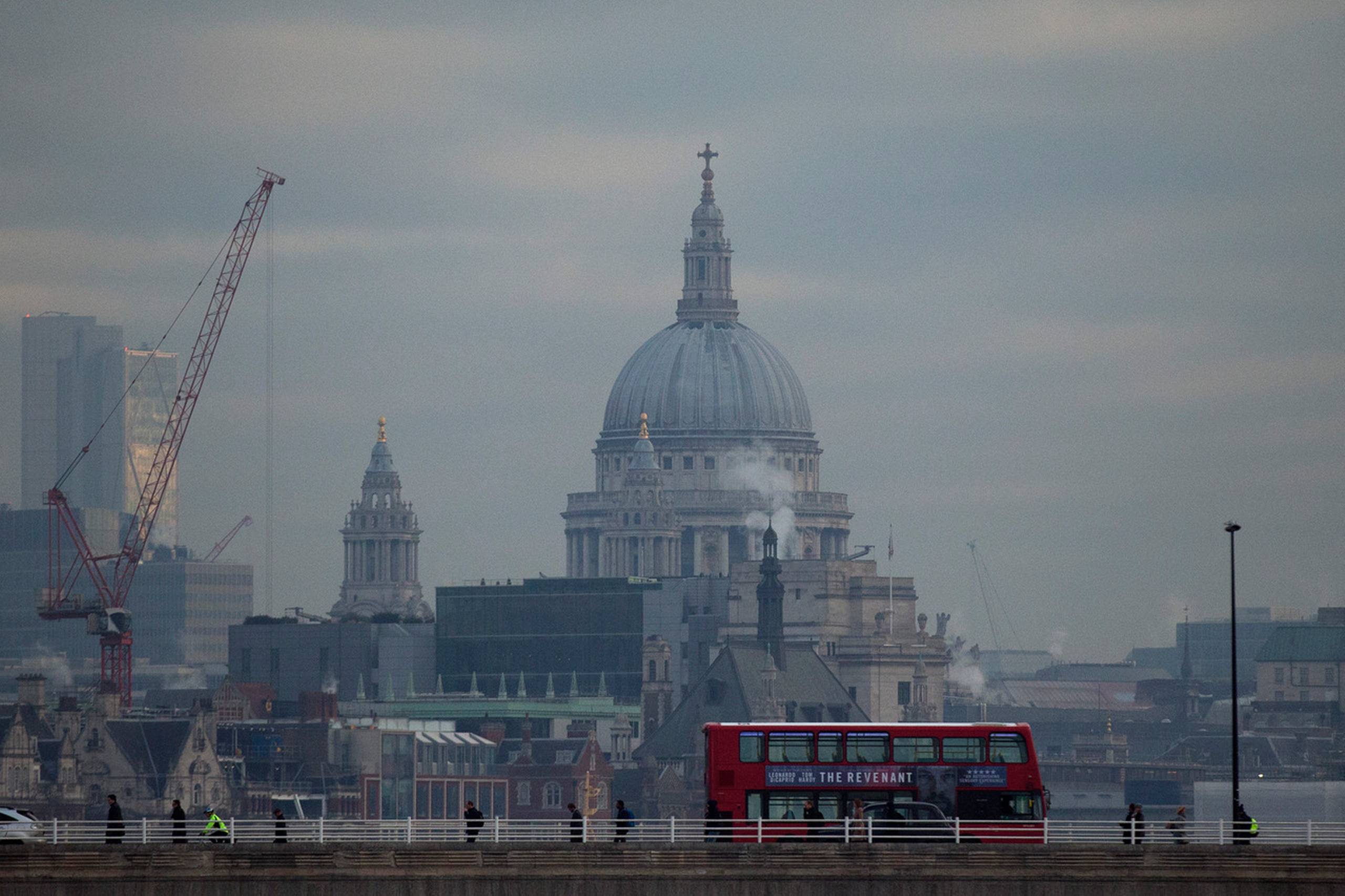 Luftforureningen over London har længe været et problem grundet den massive trafik i Londons gader. Foto: Matt Dunham/AP