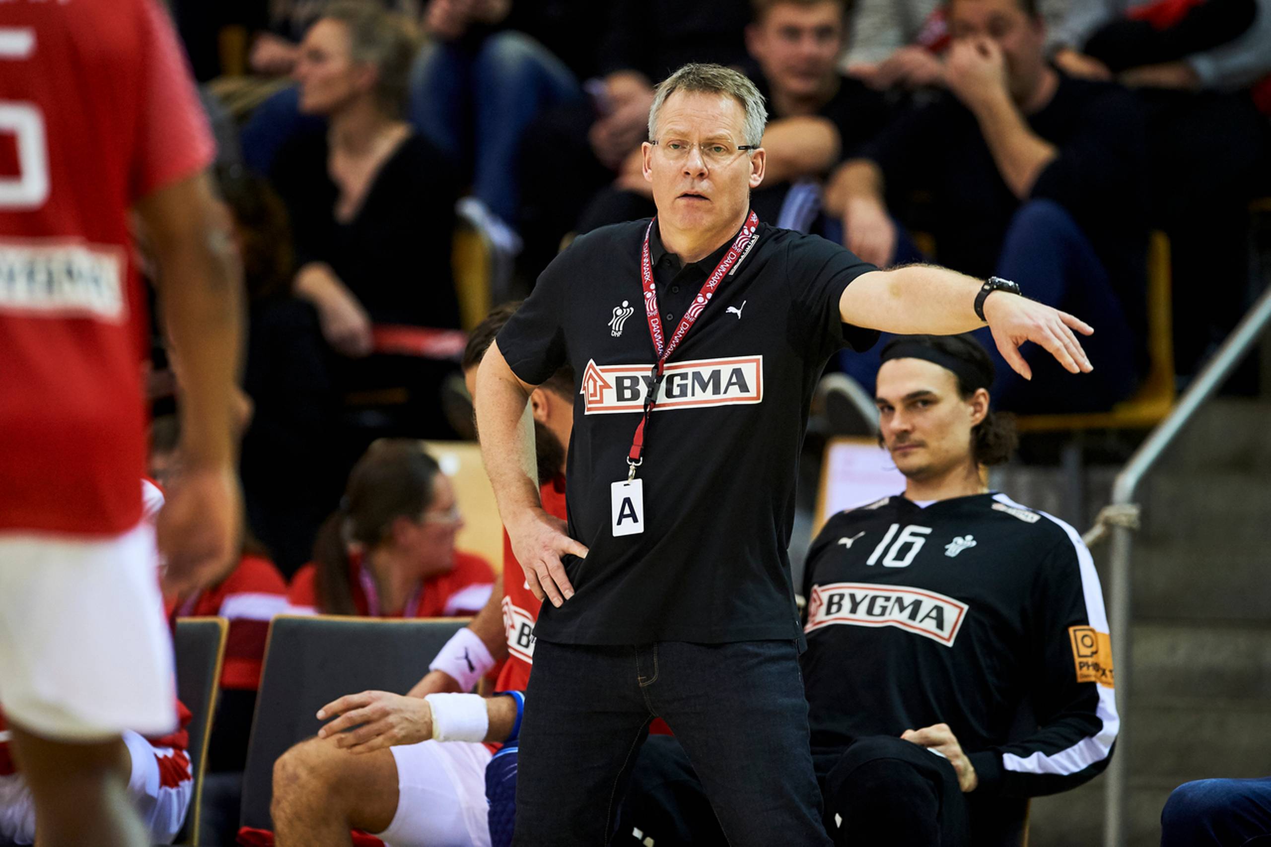 Håndboldlandstræner Gudmundur Gudmundsson dirigerer spillerne i kampen mod Island. Foto: Claus Bonnerup/Polfoto
