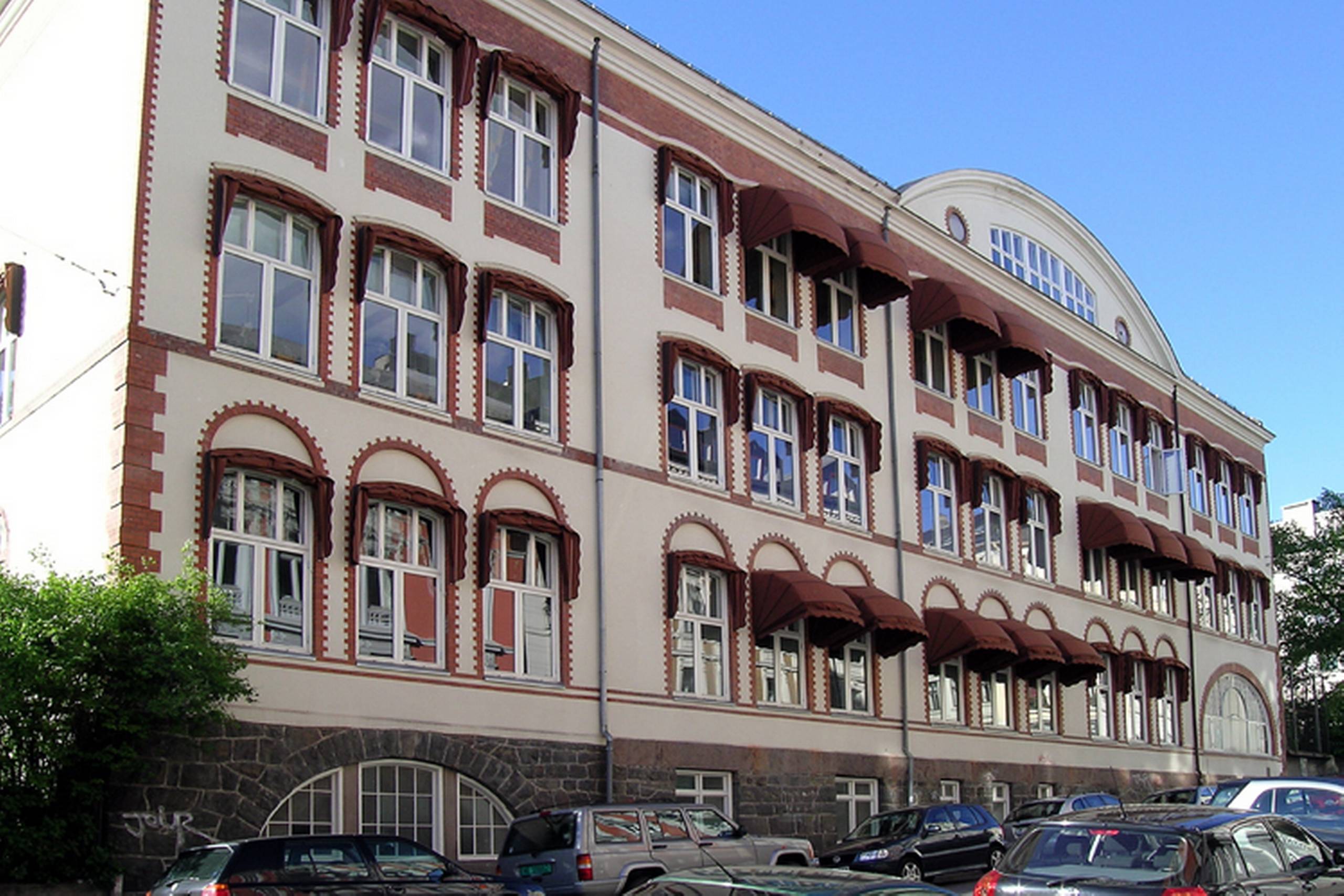 Hartvig Nissen skolen i Oslo har oplevet massiv interesse siden tv-serien SKAM i 2015 blev sendt første gang. SKAM foregår på skolen, hvilket har resulteret i, at skolen i sommer havde rekord mange ansøgere, og at danske unge besøger skolen som en turistattraktion.  Foto: Wikimedia Commons