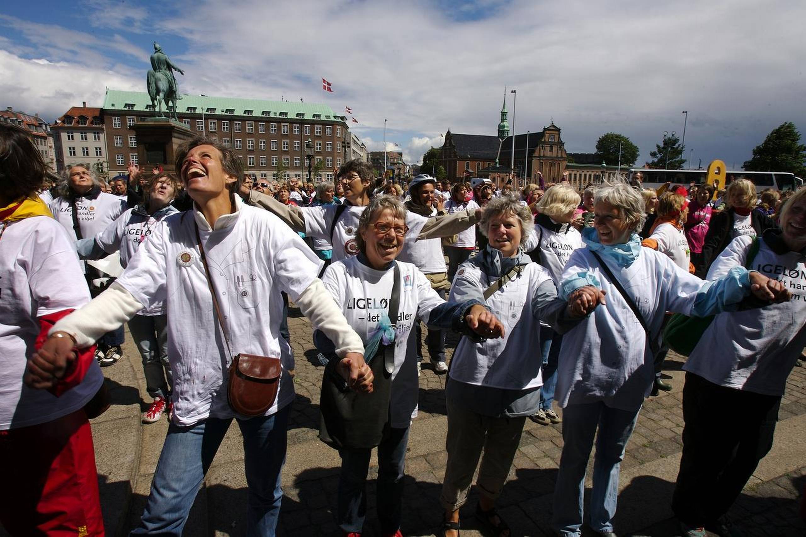 Sygeplejersker og pædagoger var i 2008 på barrikaderne og demonstrerede foran Christiansborg i København. Storstrejken betød, at regionernes produktivitet ikke steg det år – som en undtagelse. Arkivfoto: Jens Dresling/Polfoto