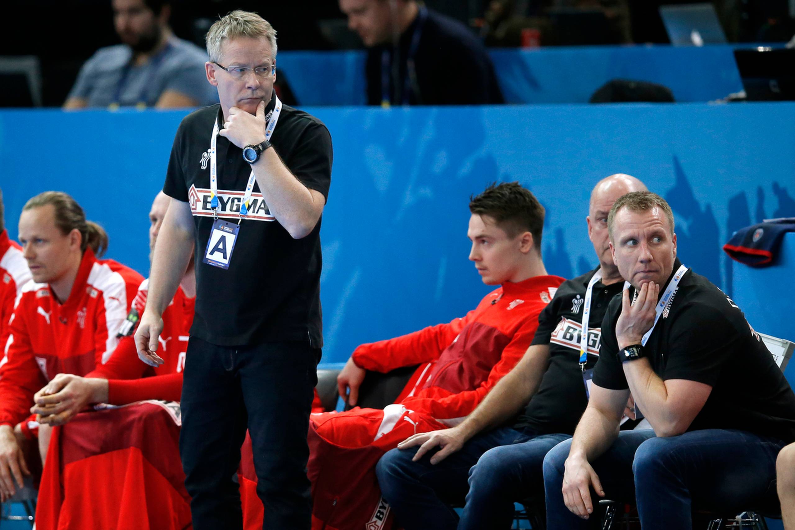 Danmarks landstræner Gudmundur Gudmundsson og assistenttræner Henrik Kronborg. Foto: Jens Dresling/Polfoto