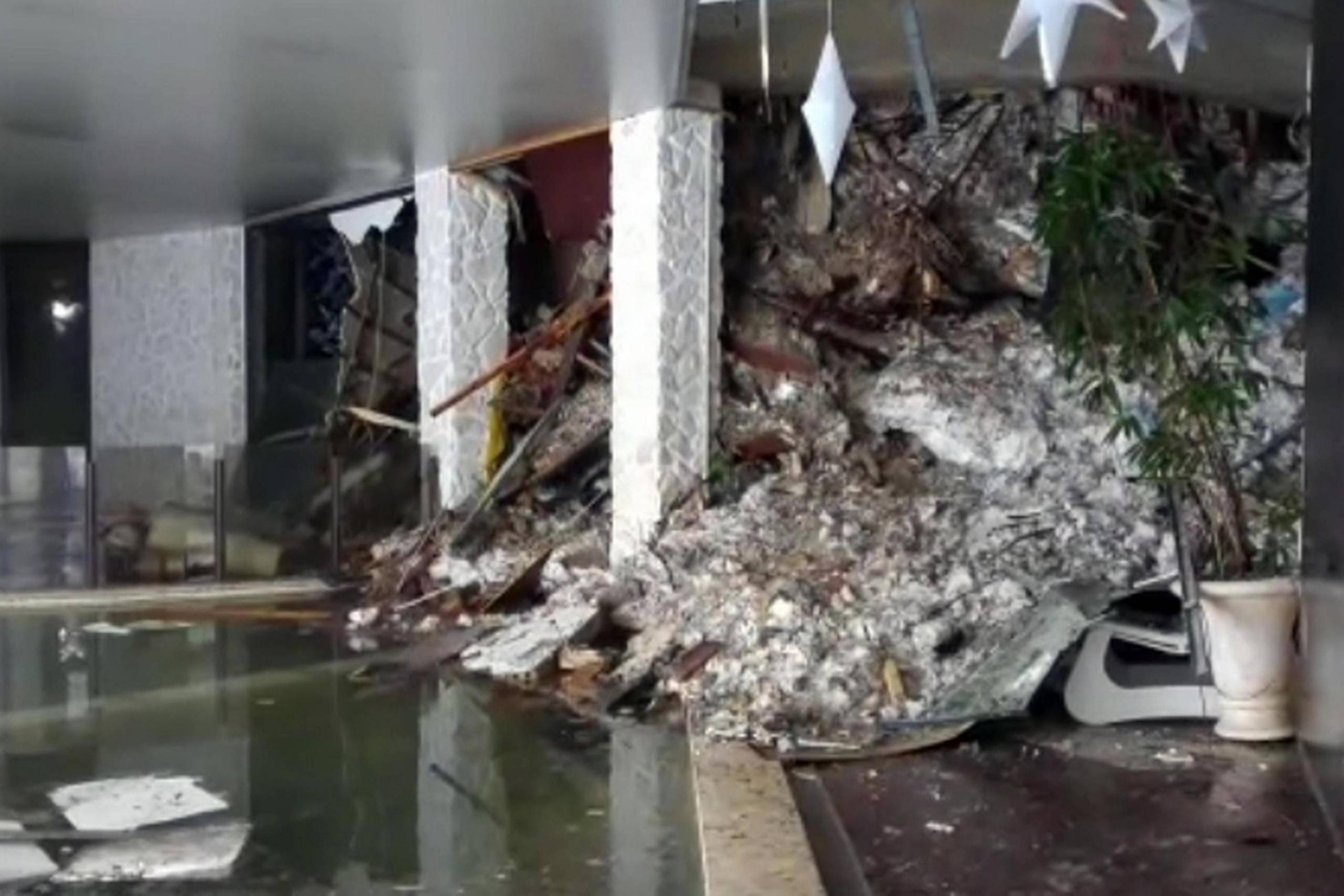 Dette billede viser, hvordan sneen er helt inde i foryeren af hotellet. Foto fra en video: AP