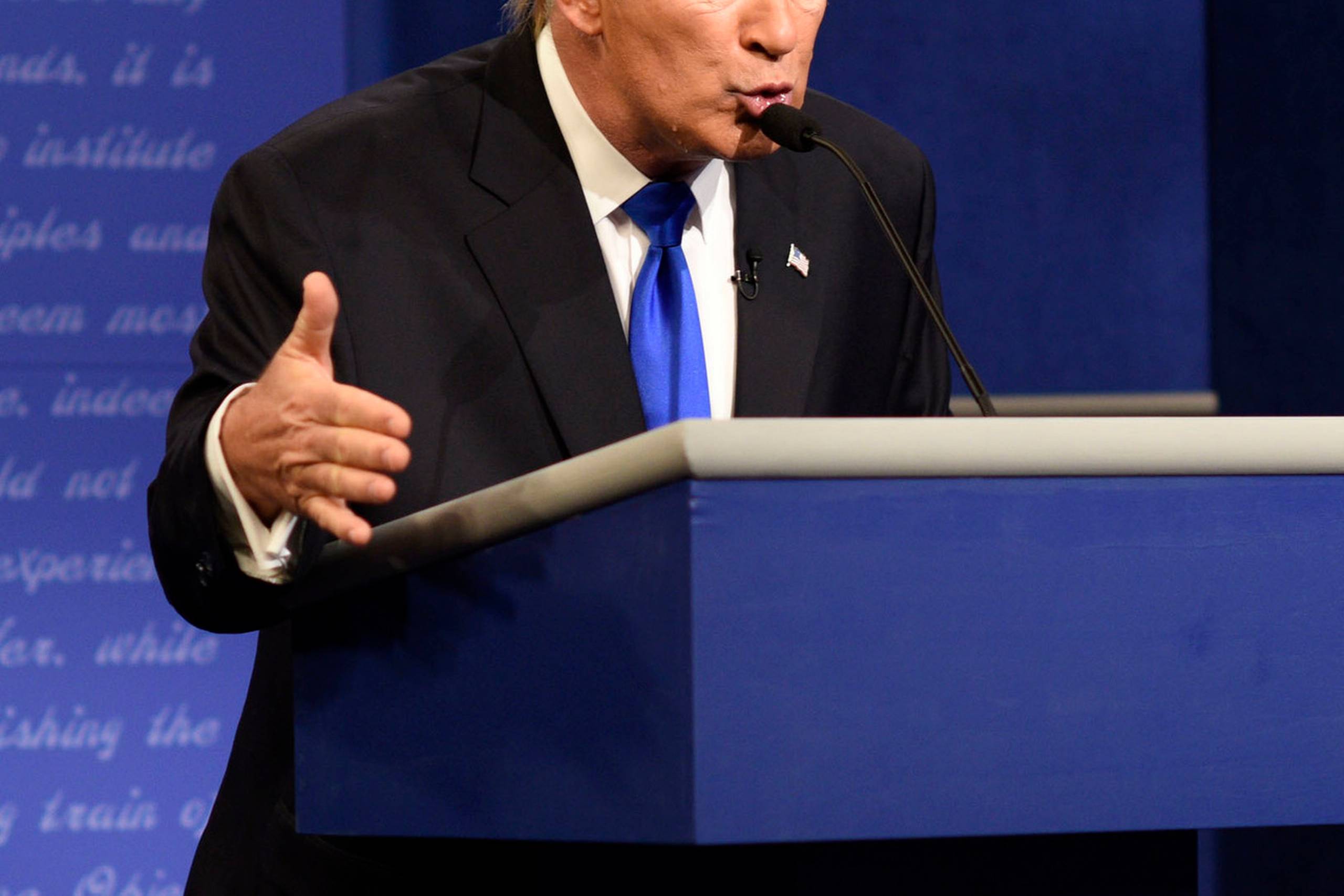 Alec Baldwin har ved hjælp af sminke, en paryk og et Trump-lignende kropsprog parodieret præsident Donald Trump. Foto: Will Heath/AP