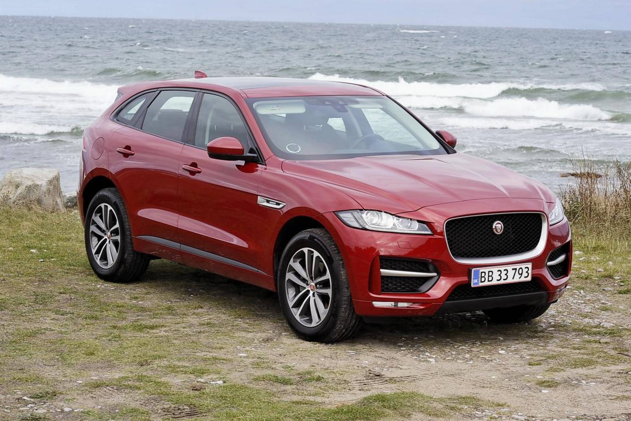 Jaguar F-Pace opfører sig, som om den har glemt, at den er en stor, høj SUV. Køreegenskaberne er i særklasse sportslige for en bil i denne klasse. Fotos: Jens Høy