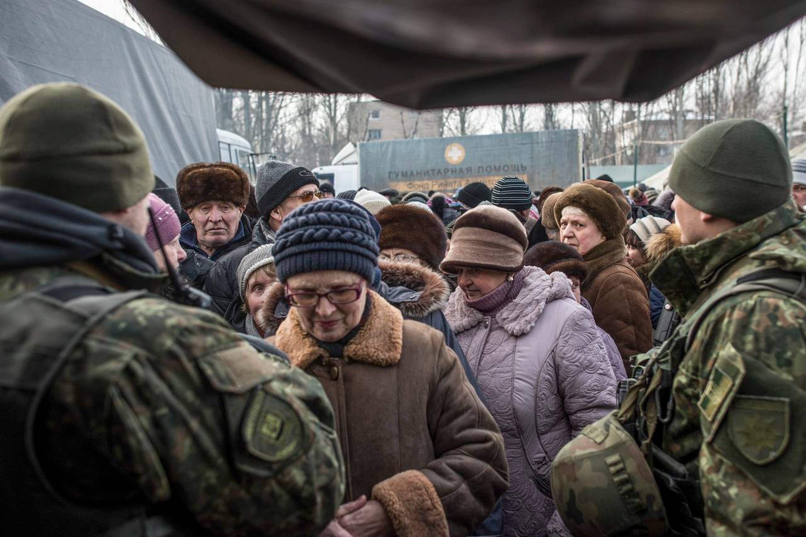 Lokale indbyggere modtager hjælp i byen Avdiivka, Østukraine, der er ramt af sammenstød mellem den ukrainske hær og russisk støttede oprørere. Foto: Evgeniy Maloletka/AP