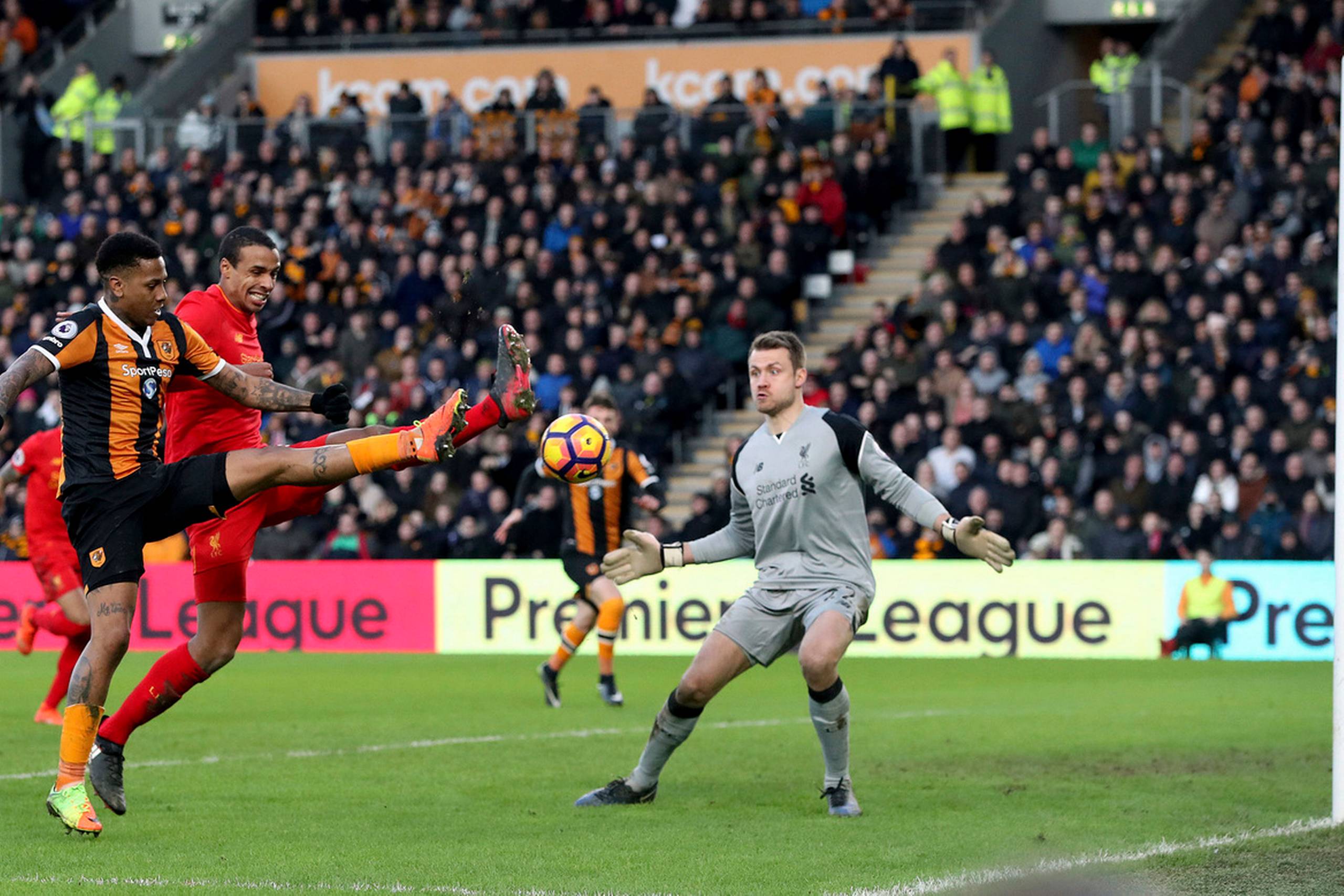Hull Citys Abel Hernandez presser sig igennem i kampen mod Liverpool. Foto: Danny Lawson/AP