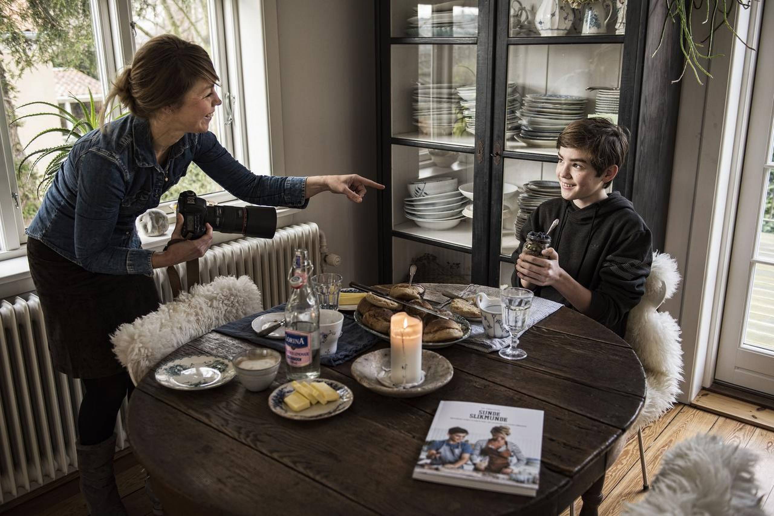 Sif Orellanas søn Noah er medforfatter på den nyeste kogebog, der er blevet nomineret som en af verdens bedste familiekogebøger. Foto: Casper Dalhoff