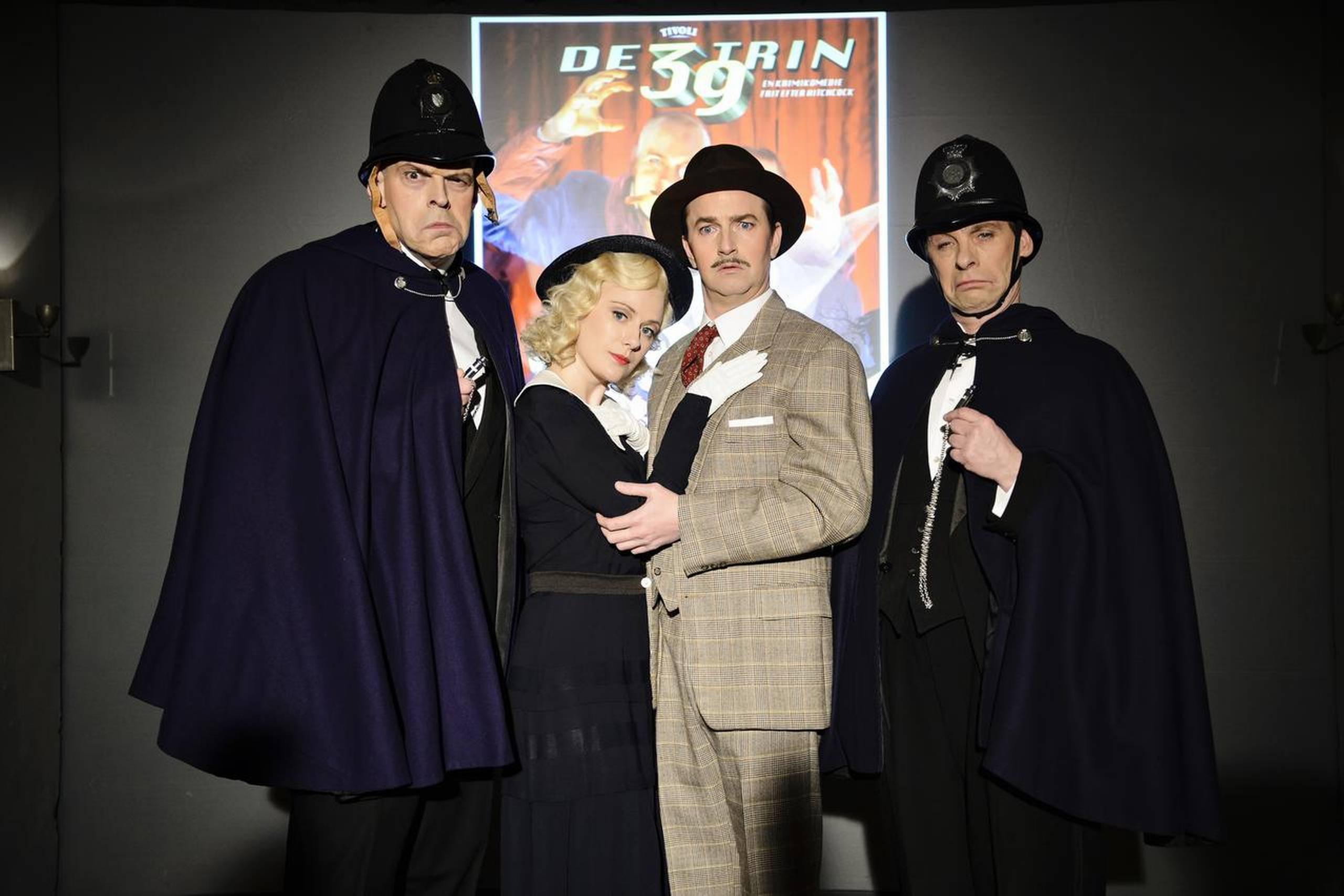 Niels Olsen, Kristine Yde, Mads Knarreborg og Thomas Mørk er de fire skuespillere i teaterforestillingen "De 39 Trin" - en krimikomedie frit efter Hitchcock. Foto: Philip Davali