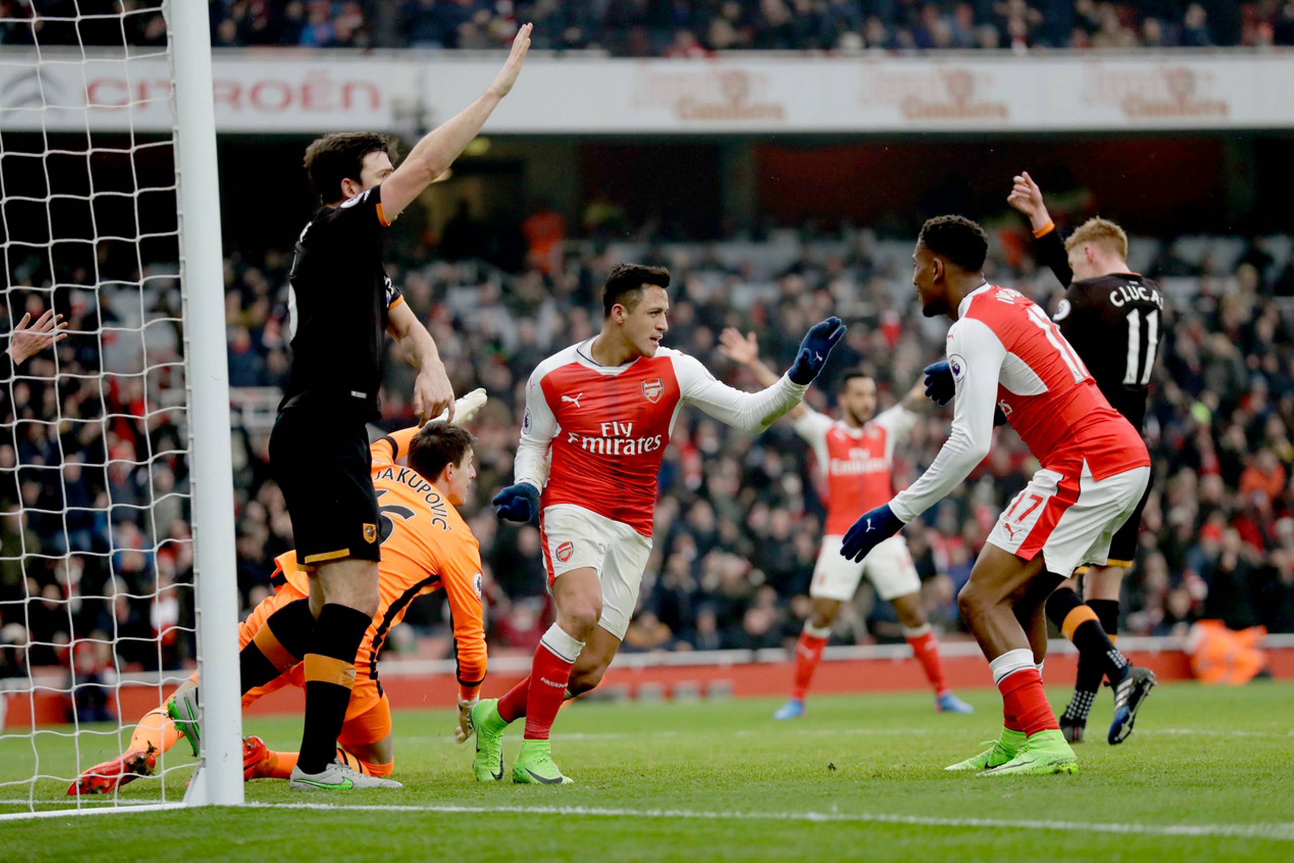 Alexis Sanchez fejrer en scoring for Arsenal i opgøret mod Hull City. Foto: Matt Dunham/AP