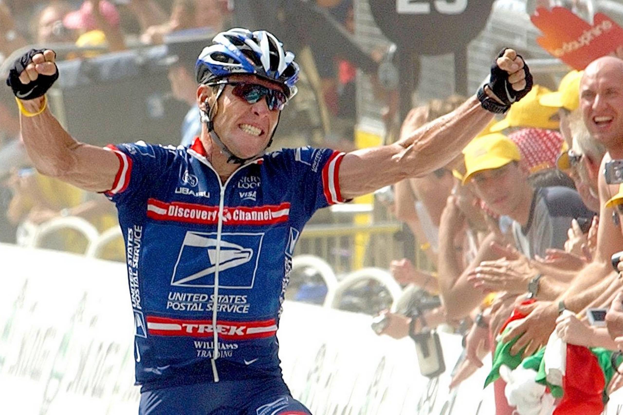 Fra 1999 til 2004 betalte det amerikanske postvæsen omkring 30 mio. dollars som hovedsponsor for Lance Armstrongs cykelhold. Her vinder Armstrong etape i Tour de France i 2004. Foto: AP