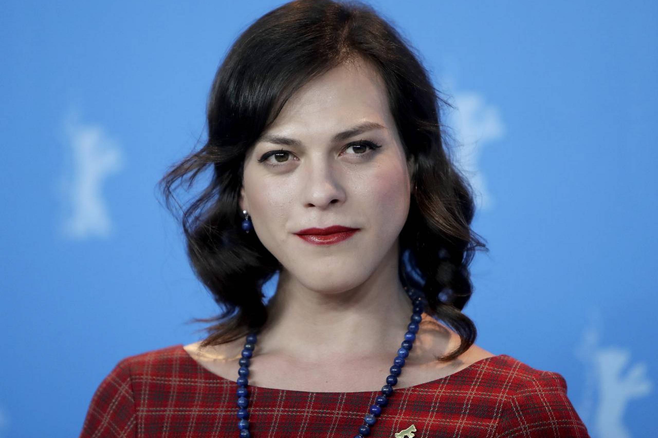 Den transkønnede skuespiller Daniela Vega har vakt opsigt i Berlin for rollen i "A Fantastic Woman". Filmen regnes blandt favoritterne, når der senere i dag uddeles statuetter. Foto: AP Photo/Michael Sohn.