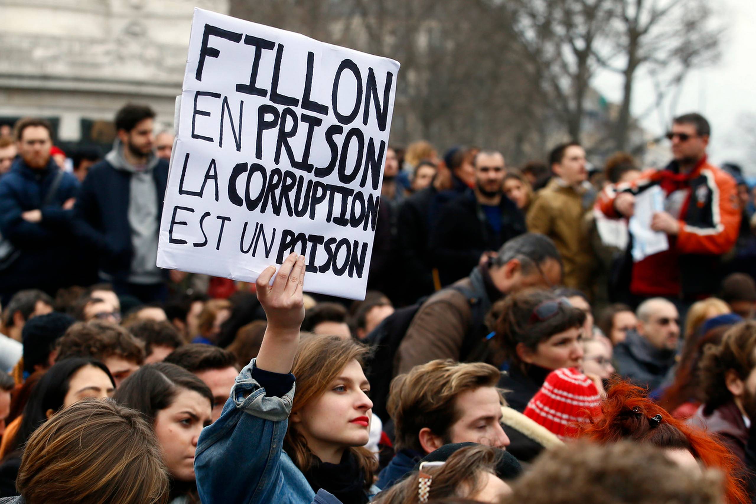 Tusinder af demonstranter mødtes i Paris søndag. Foto: Francois Mori/AP