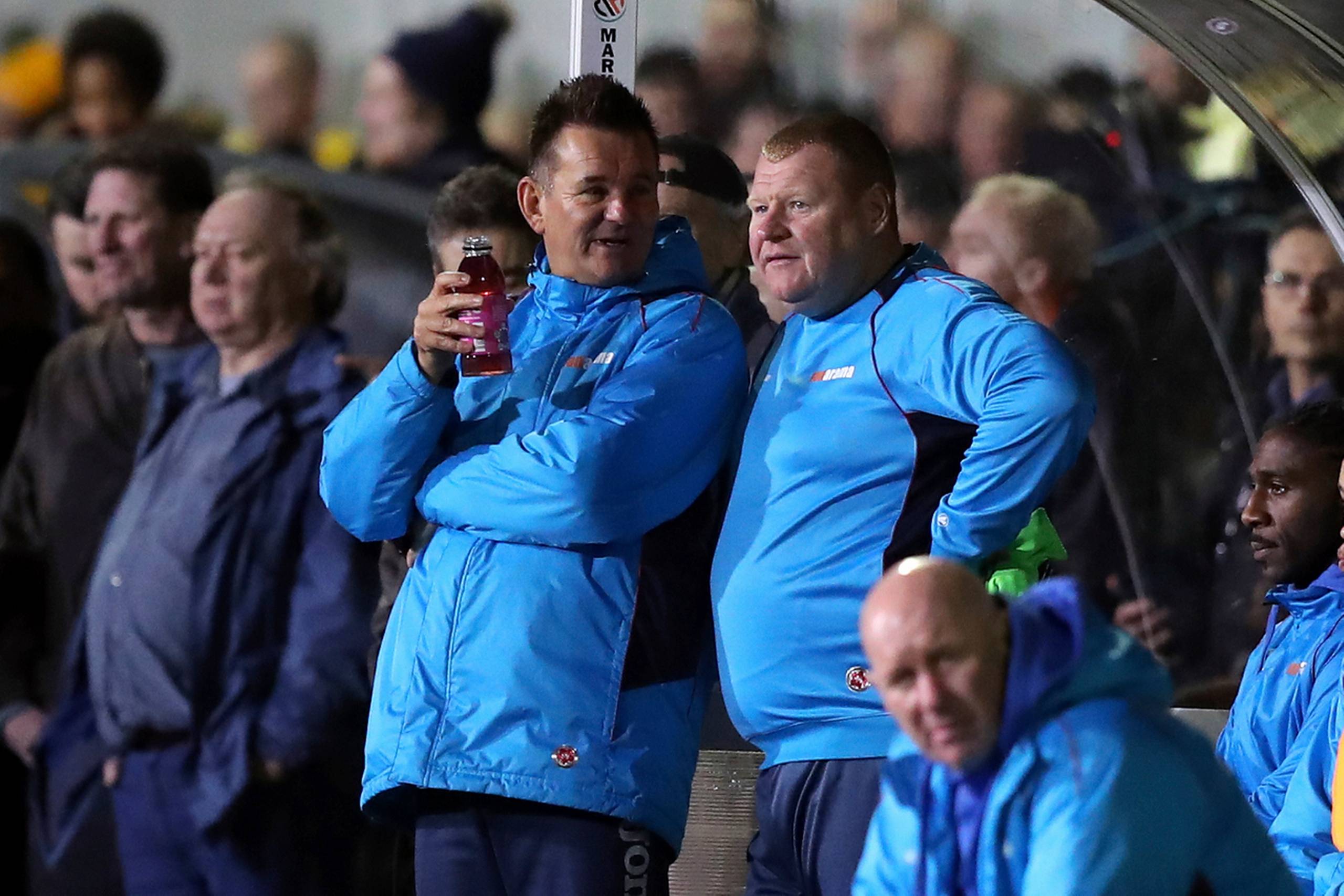 Manager Paul Doswell og andenmålmanden Wayne Shaw. Doswell fortæller, at Shaw er knust oven på tærte-episoden. Foto: Andrew Matthews/AP