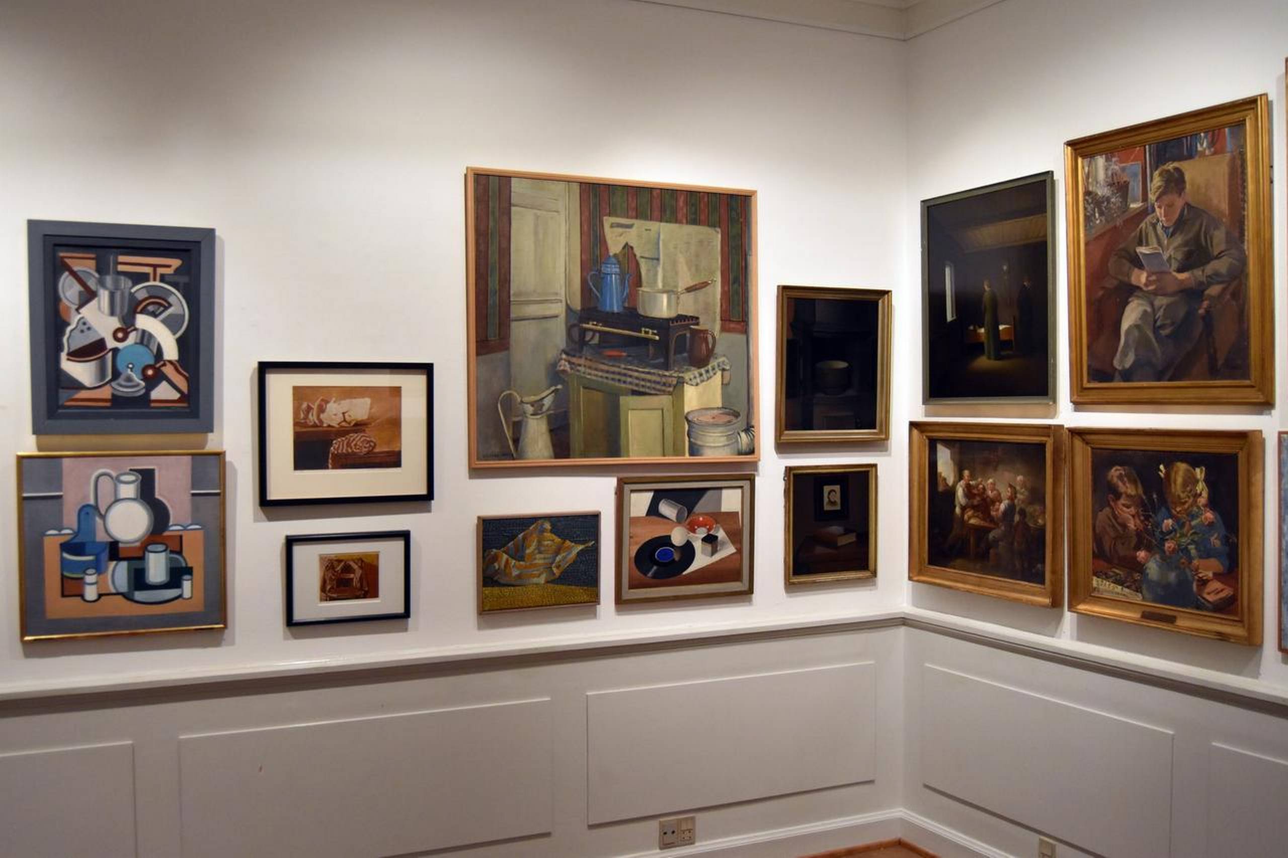 Installationsfoto fra udstillingen ” Atelieret som legeplads – med kunstneren på arbejde dengang og nu”. Foto: Kunstmuseet Brundlund Slot – Museum Sønderjylland