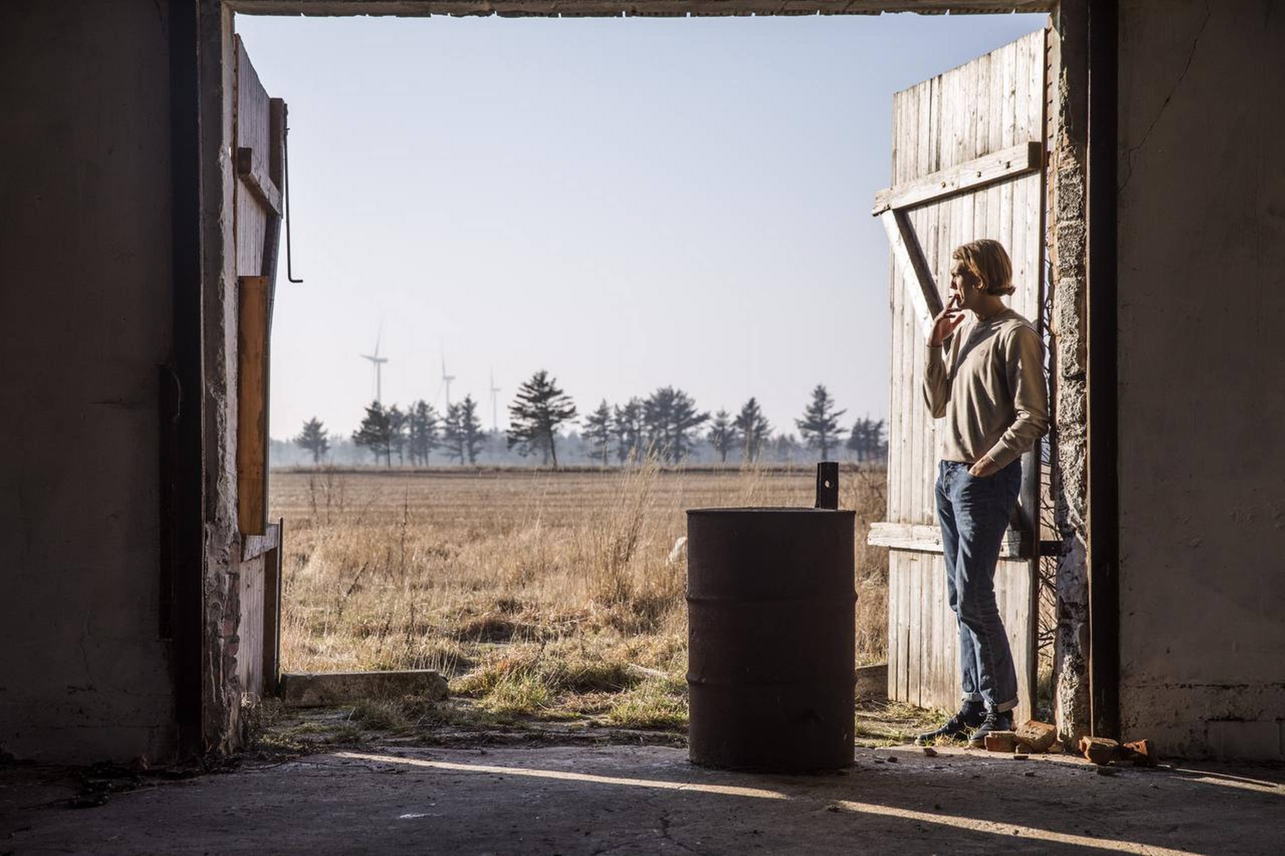 »Der er så meget levet liv i alt det aflagte,« sagde Malte Tellerup, da JP besøgte ham på en lejet gård uden for Vemb ved Holstebro. Vor anmelder er mere begejstret for hans landskaber end hans personer. Foto: Mikkel Berg Pedersen