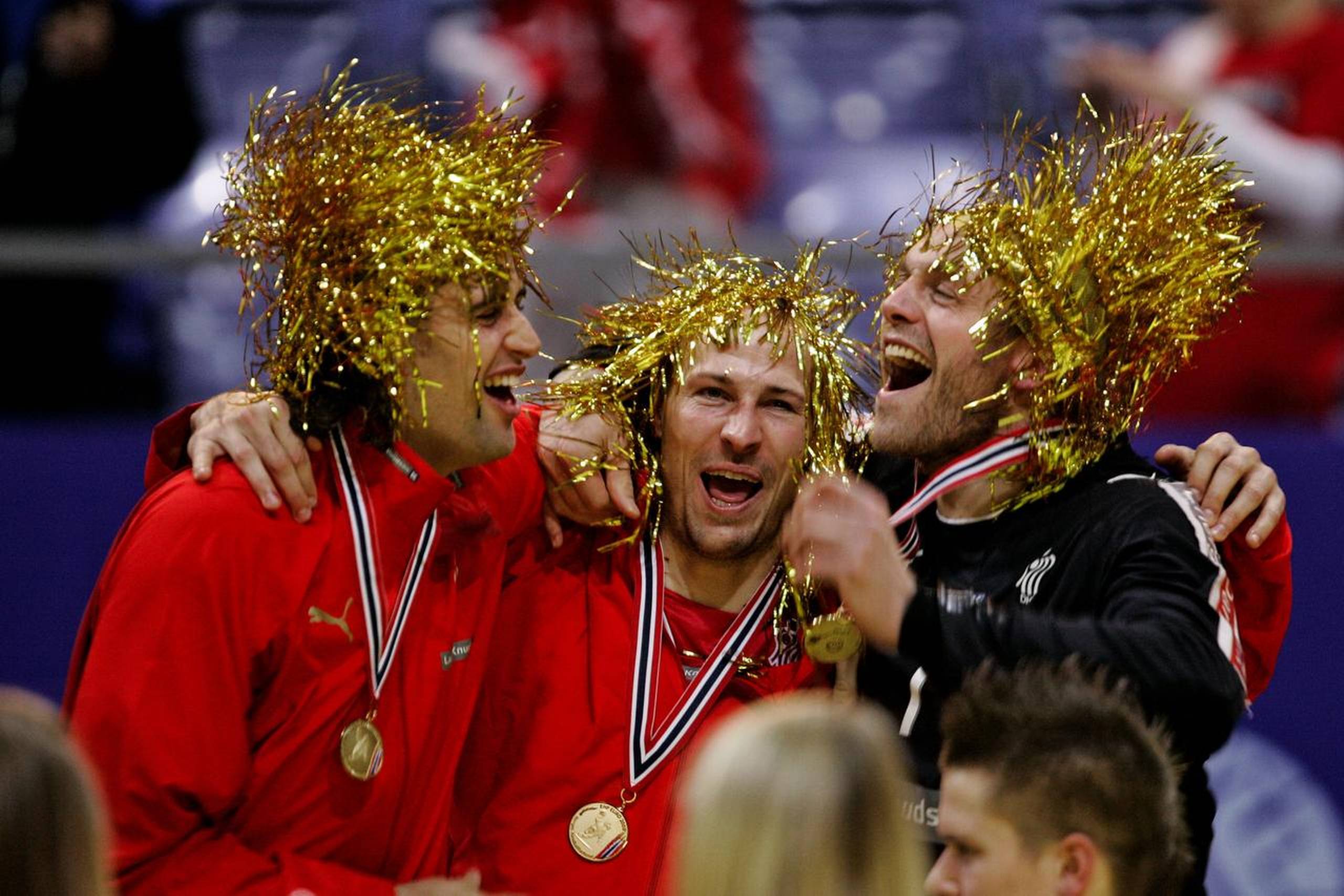 Lars Jørgensen nåede at vinde én titel med landsholdet, EM i 2008. Her ses han i midten iført guld og glimmer sammen med Lars Krogh Jeppesen (tv.) og Kasper Hvidt. Foto: Jens Dresling/Polfoto