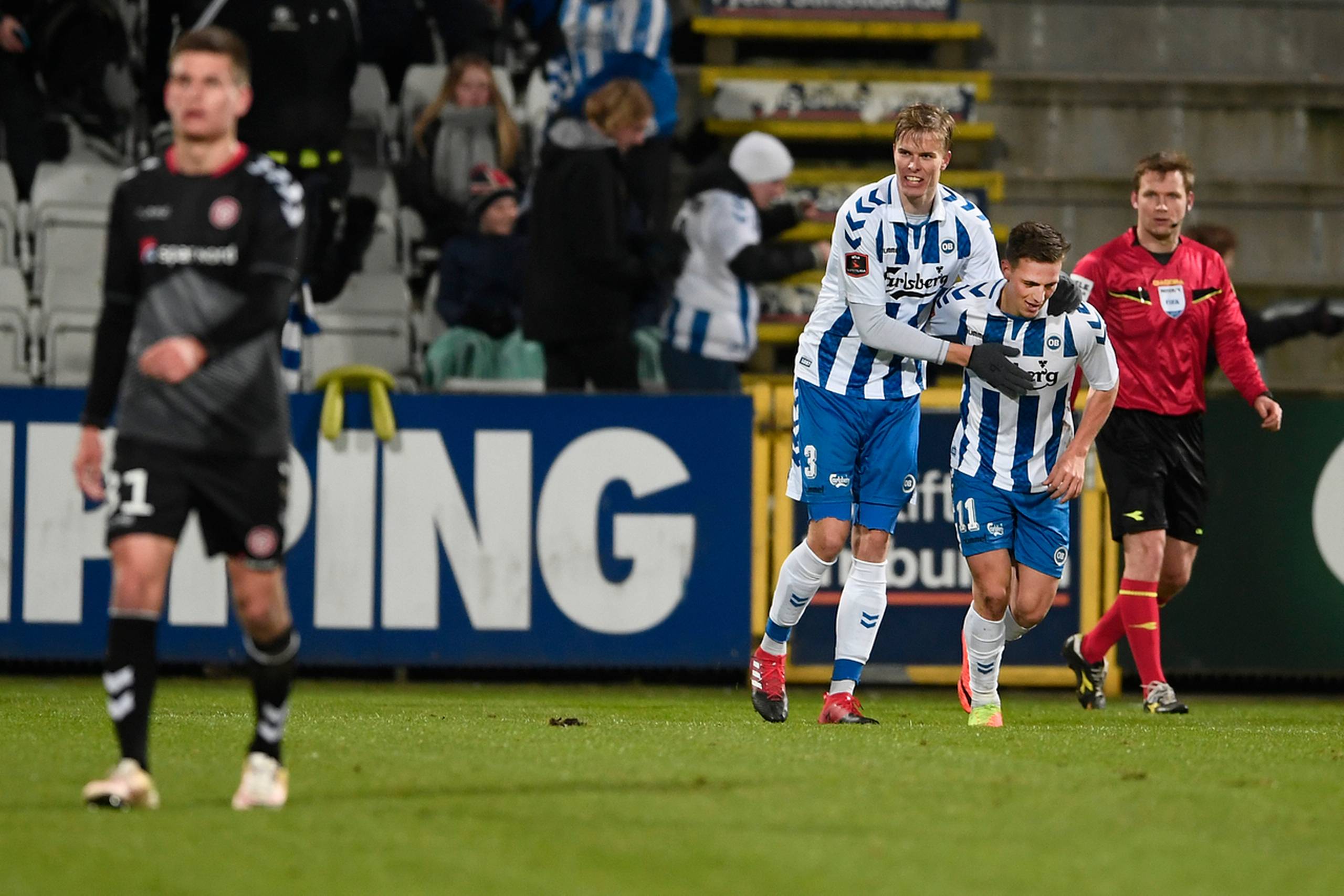 OBs Casper Nielsen har scoret til 1-0. Her hyldes han af Frederik Tingager. Foto: Lars Poulsen/Polfoto