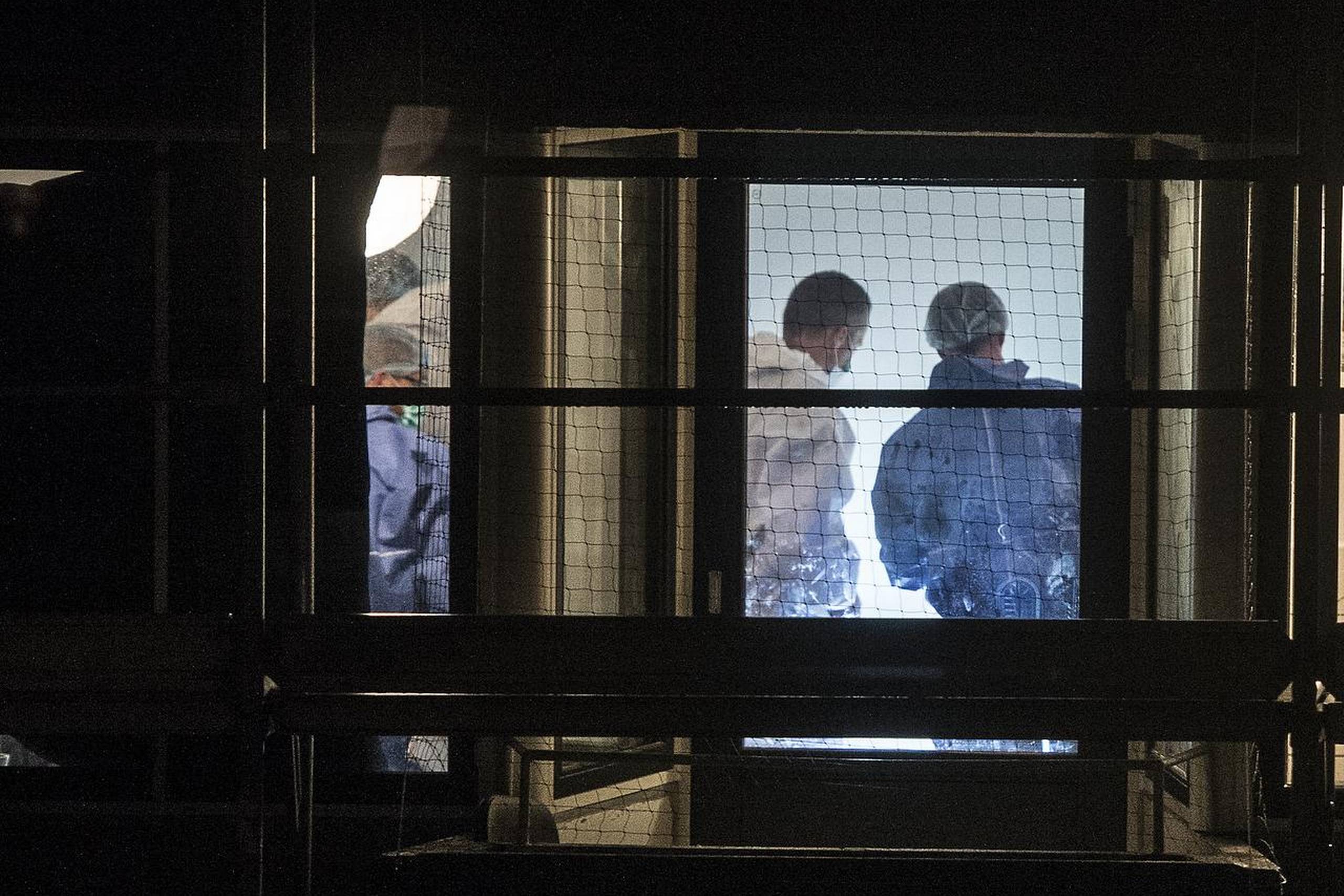 En novembernat undersøgte politiet en lejlighed på Frederiksberg. I lejligheden var tre mand blevet skudt, mens de sov. Foto: Mogens Flindt