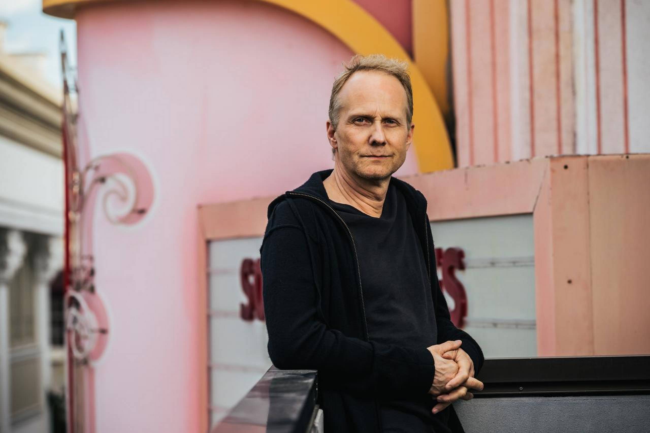 Hollywood og USA trækker i eventyreren og oprøreren i Niels Arden Oplev, men han er afhængig af at komme hjem og arbejde i Danmark fra tid til anden, for filmmiljøet er langt mere nærværende i Danmark, mener han. Foto: Hardy Wilson