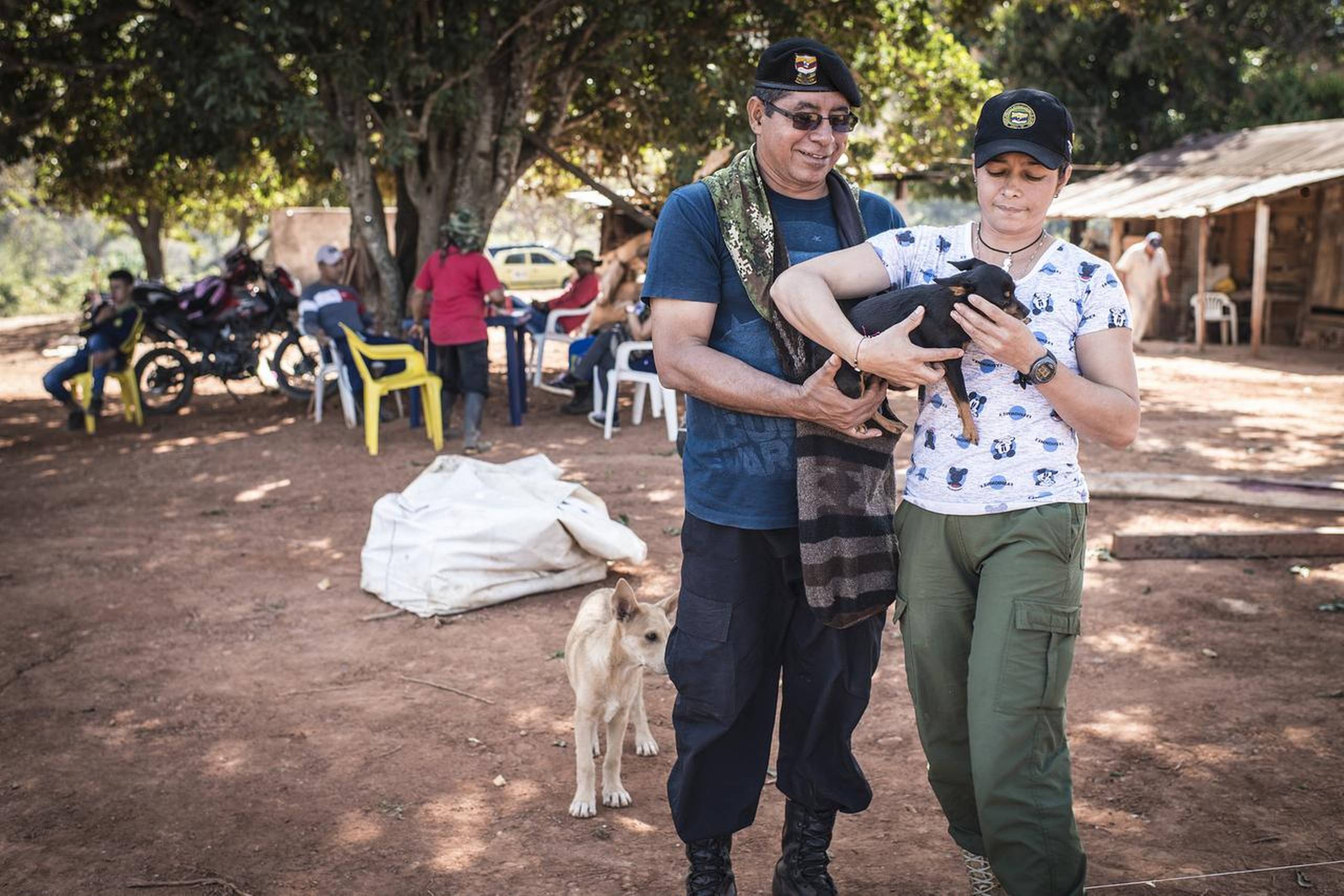 FARC-kommandanten Solis Almeida deler stadig en dobbelt hængekøje med sin kone med krigernavnet Cindy, fordi man får ondt i ryggen af at sove på en madras. Fotos: Anne Hollande