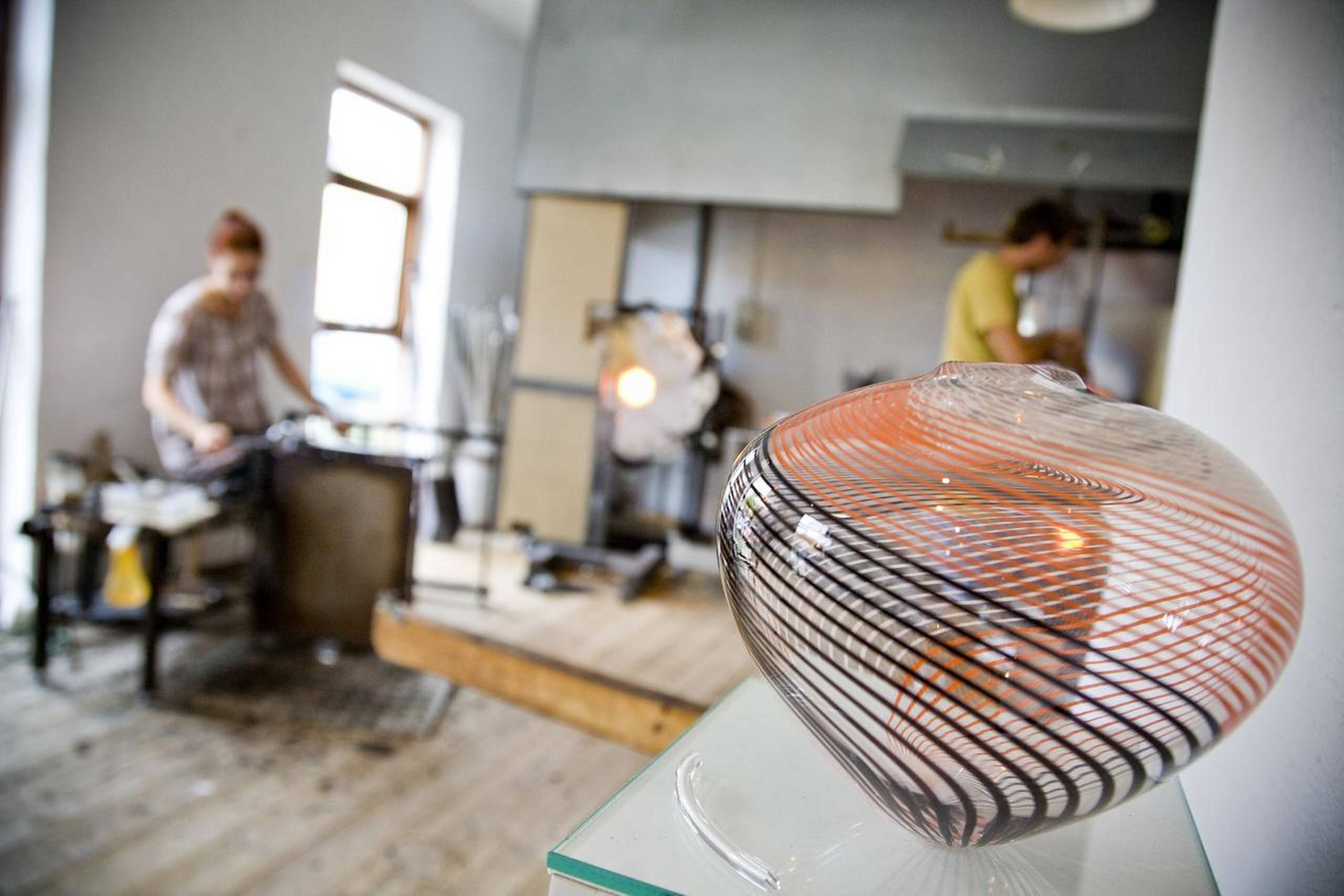 I Sæby kan man se på, mens glaspusteren arbejder med den glødende glasmasse. Foto: Martin Bjørn