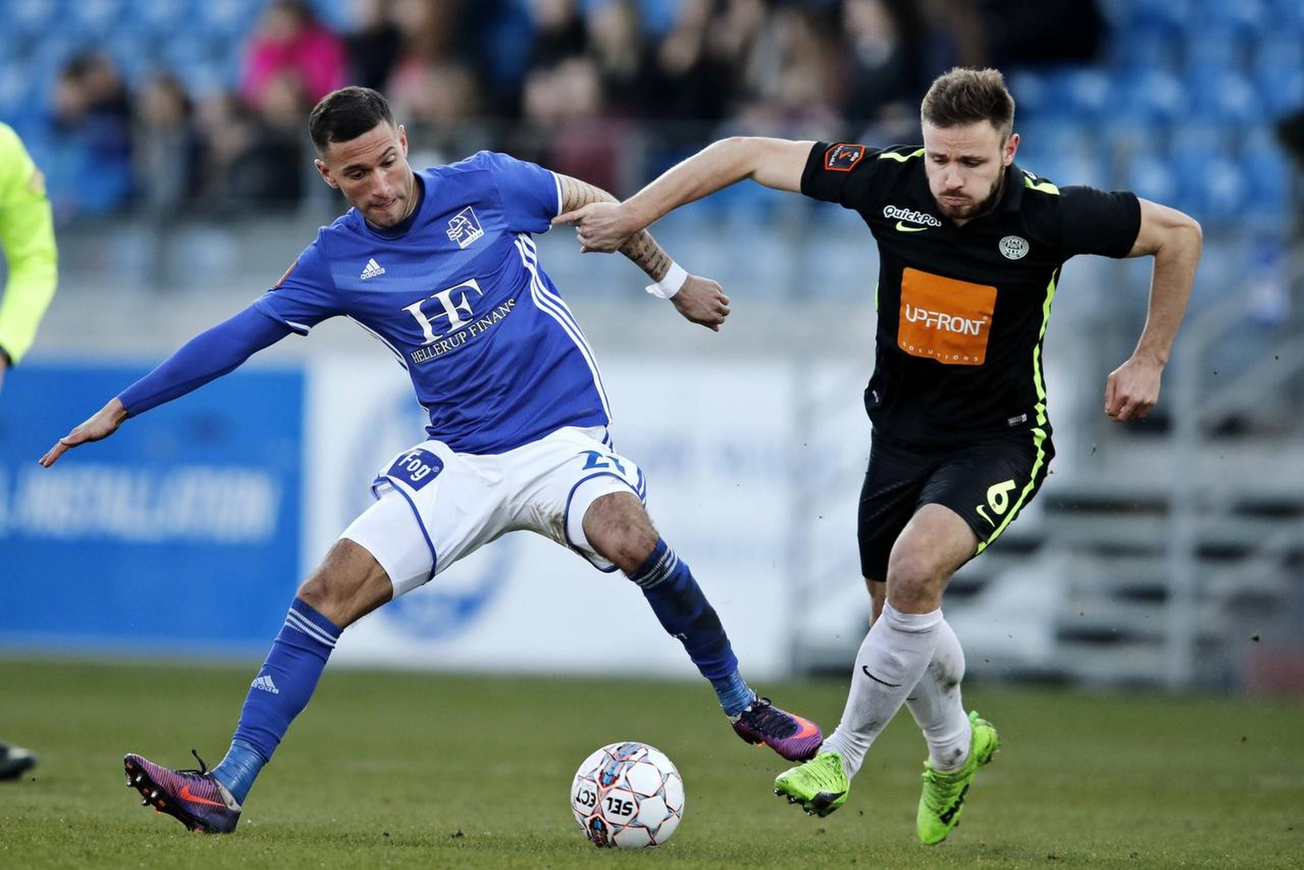 Lyngbys David Boysen i aktion i weekenden imod Viborgs Kristopher Pallesen. Foto: Polfoto
