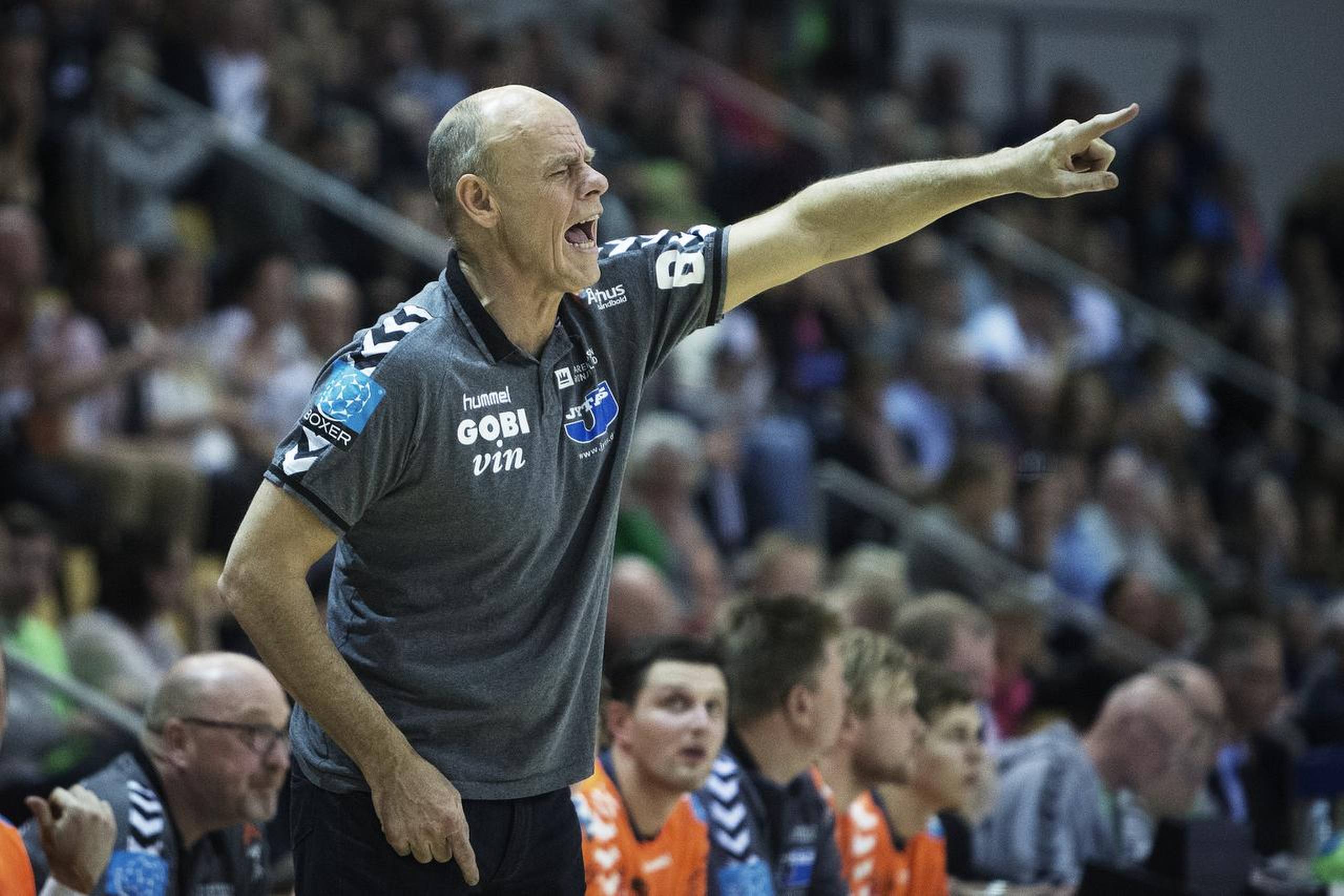 To sejre i de sidste to kampe i grundspillet skaffer Århus Håndbold og cheftræner Erik Veje Rasmussenen plads i slutspillet. En sejr kan måske være nok, men så skal den komme onsdag aften mod Mors-Thy. Arkivfoto: Jens Henrik Daugaard