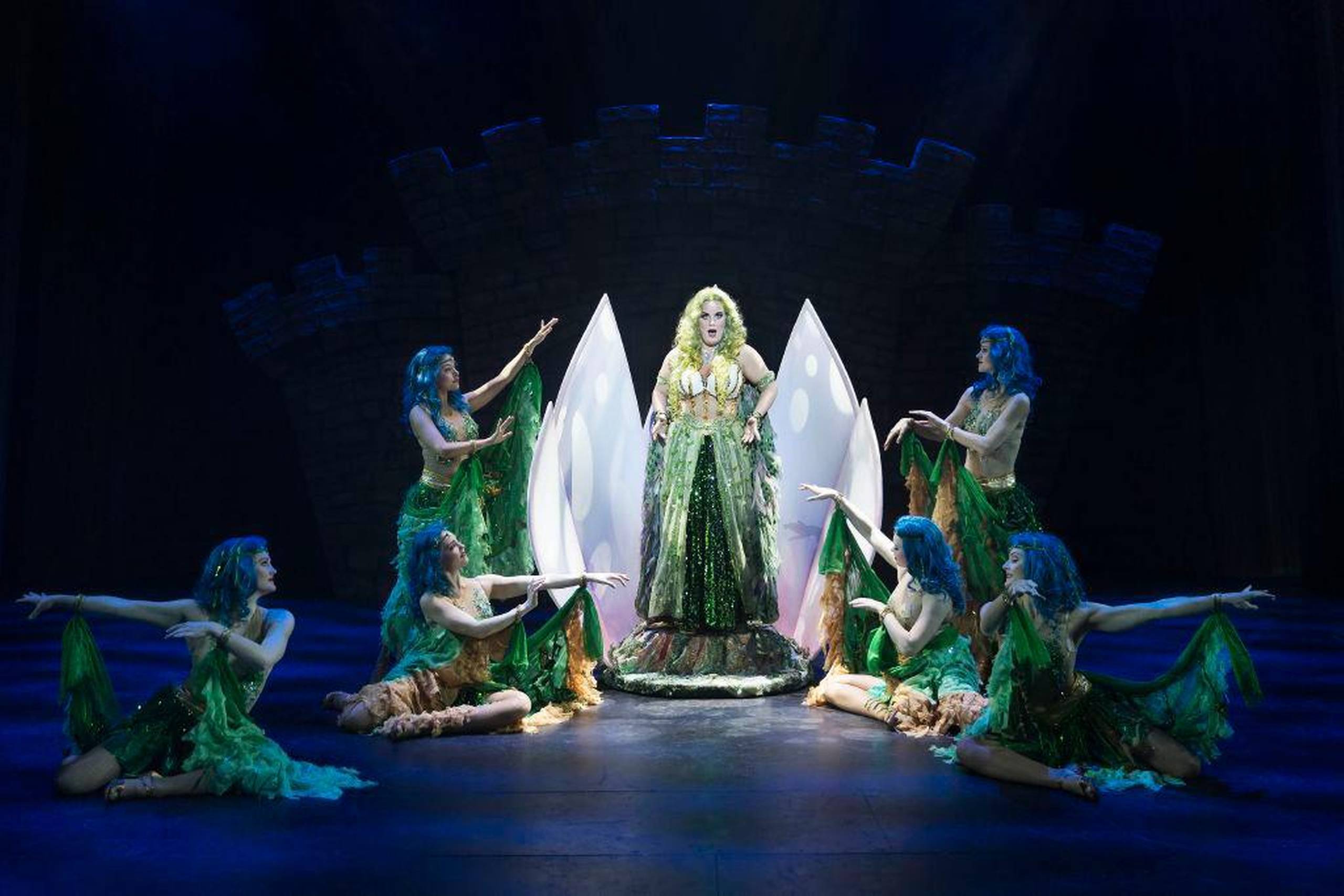 Lise Baastrup er et festfyrværkeri af en vampet diva som Damen i Søen. Foto: Miklos Szabo