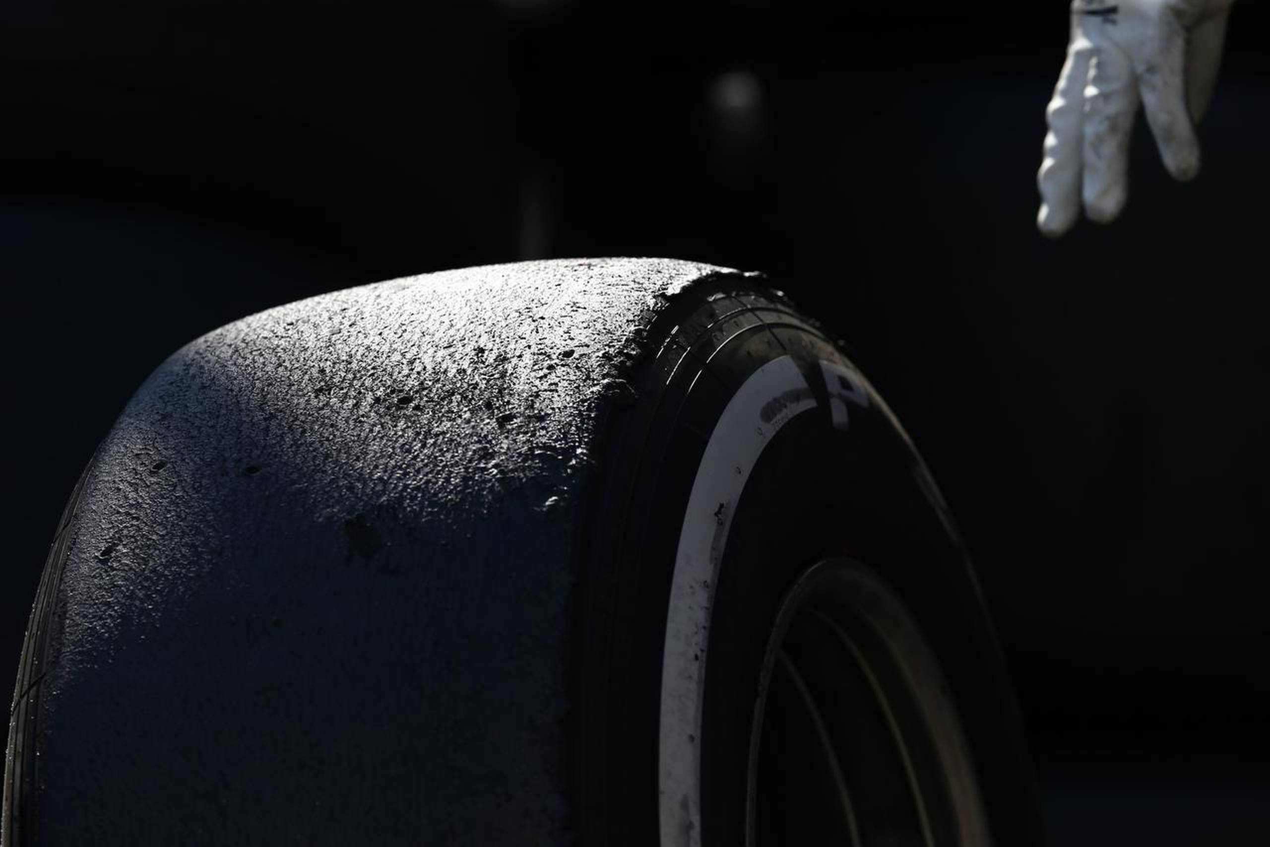 Sliddet på dette hvide medium-dæk er tydeligt. Foto: Hoch Zwei/AP