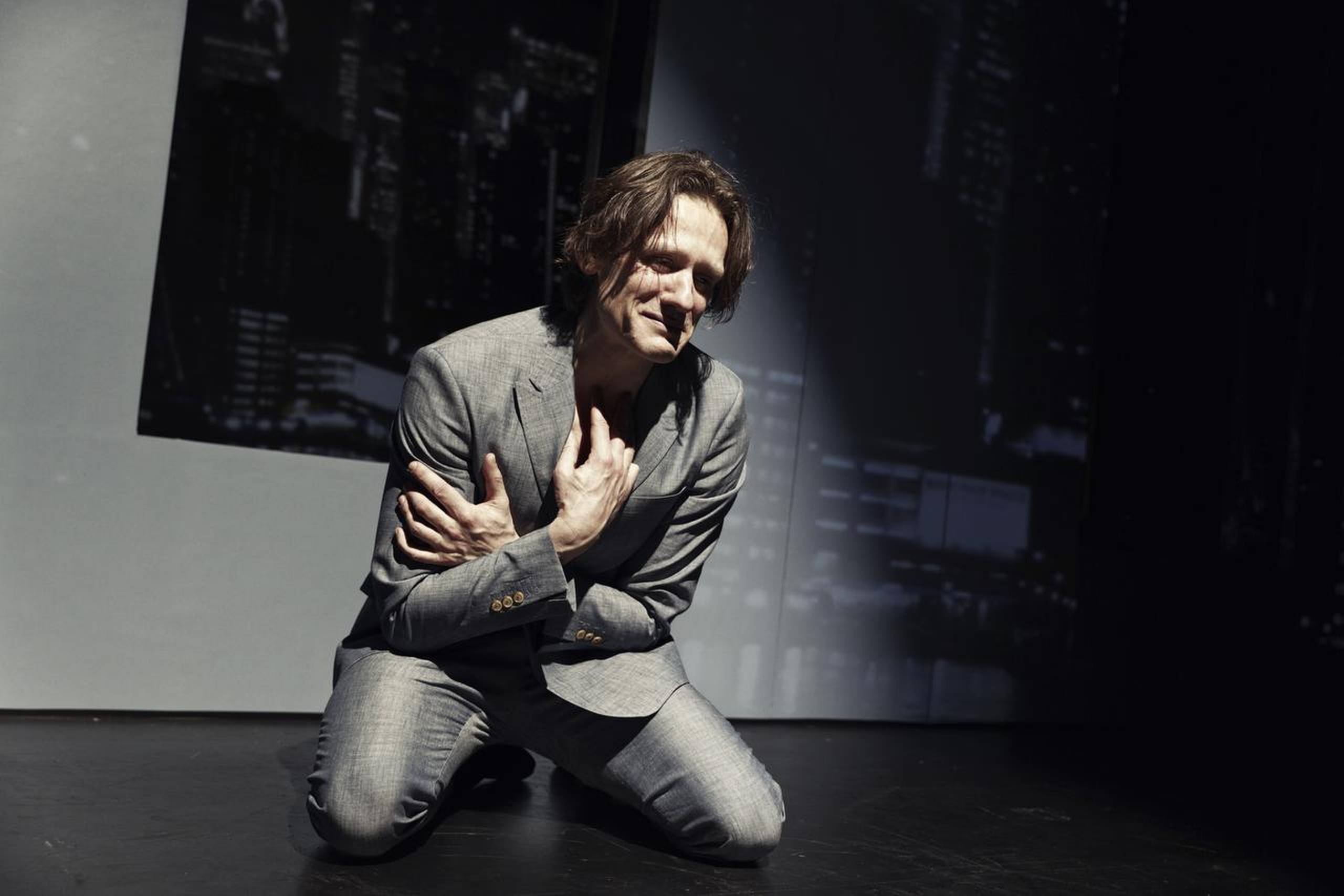 Olaf Højgaard kredser om Erik Bruhn i en fabulerende montageforestilling, der bruger både ord, krop og musik. Foto: PR-foto